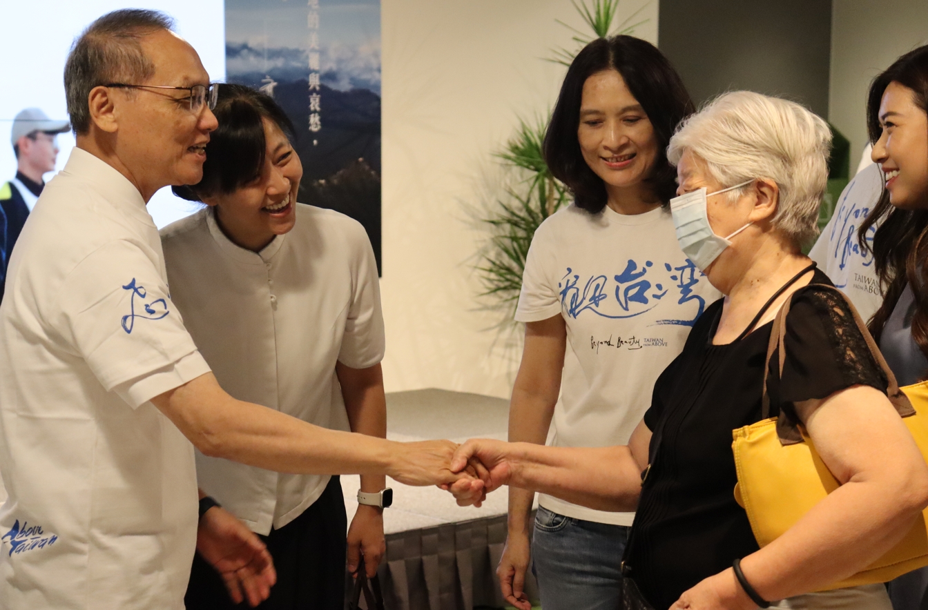 大家親切稱呼的齊柏林母親「齊媽媽」(右)也現身啟動儀式記者會。