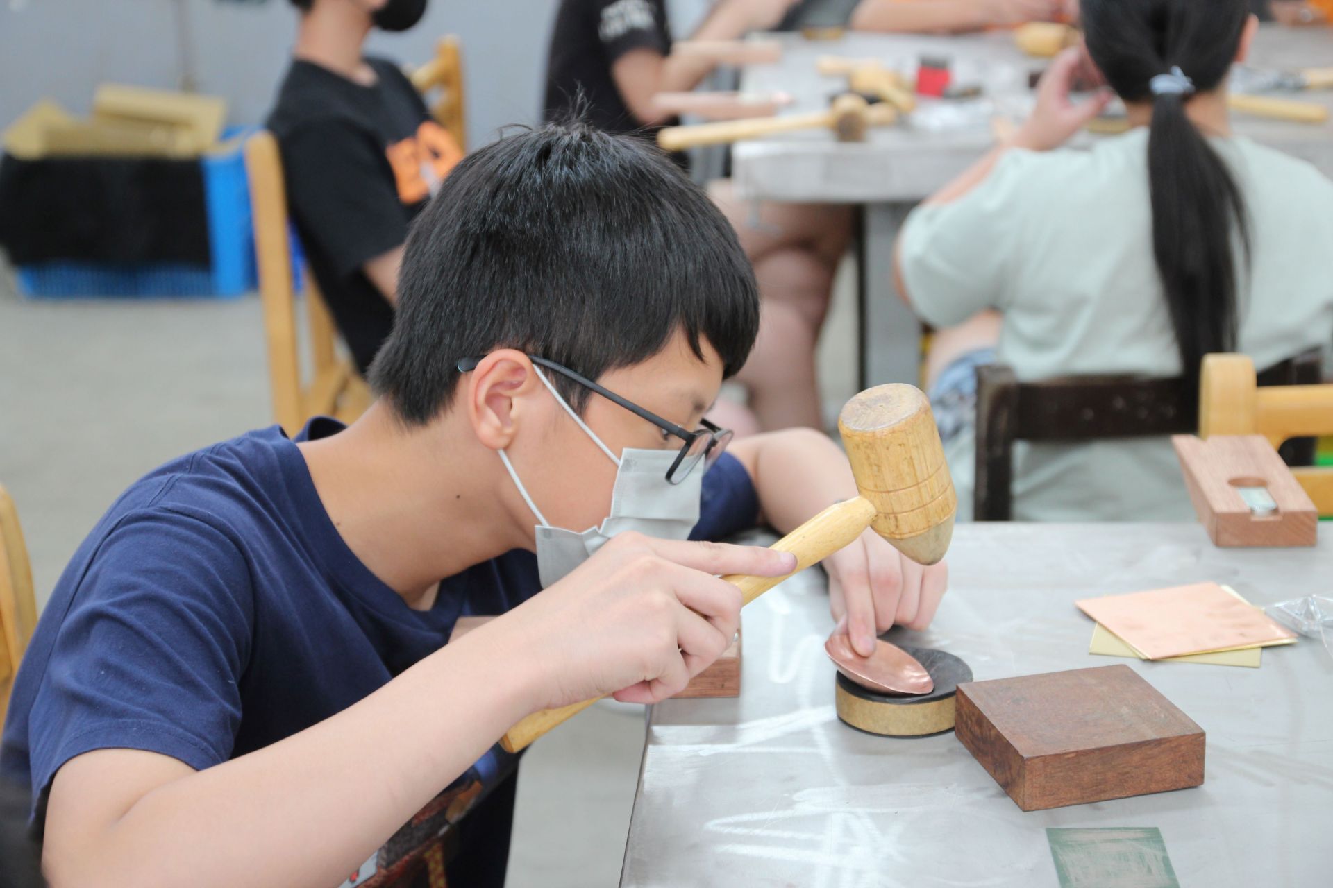 新北市瑞芳高工邀請工藝師廖偉淇以「金光乍現－金工巧藝當代首飾設計及餐具設計製作」為題