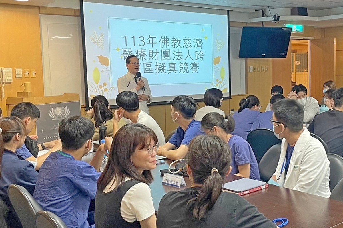鄭敬楓副院長認為透過擬真訓練，讓學生在臨床處理各式情境時能更有把握，增加應變的成熟度。