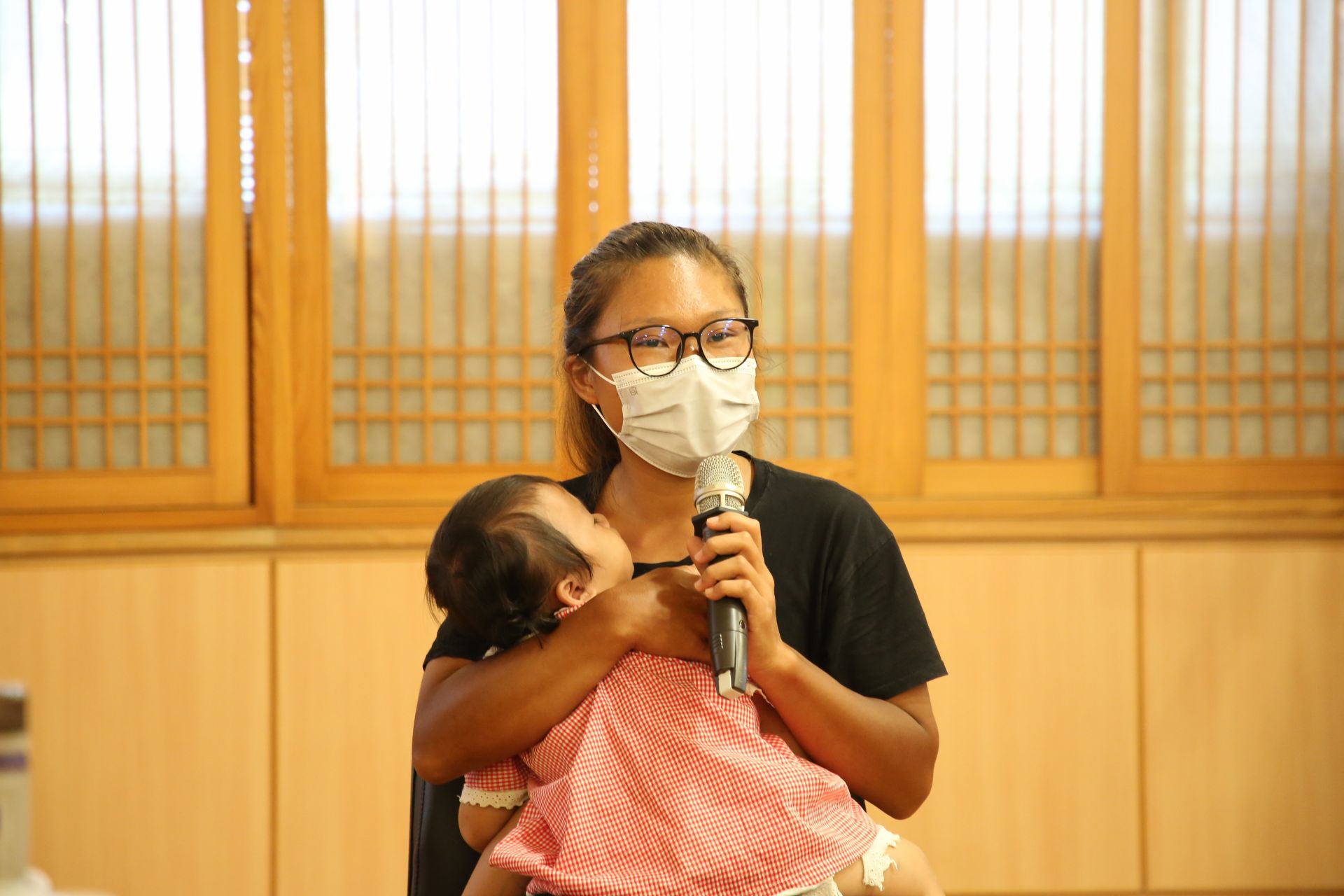 巫小姐帶著一出生就患有先天性巨結腸症的2歲女兒小羽現身分享居家照顧經驗。