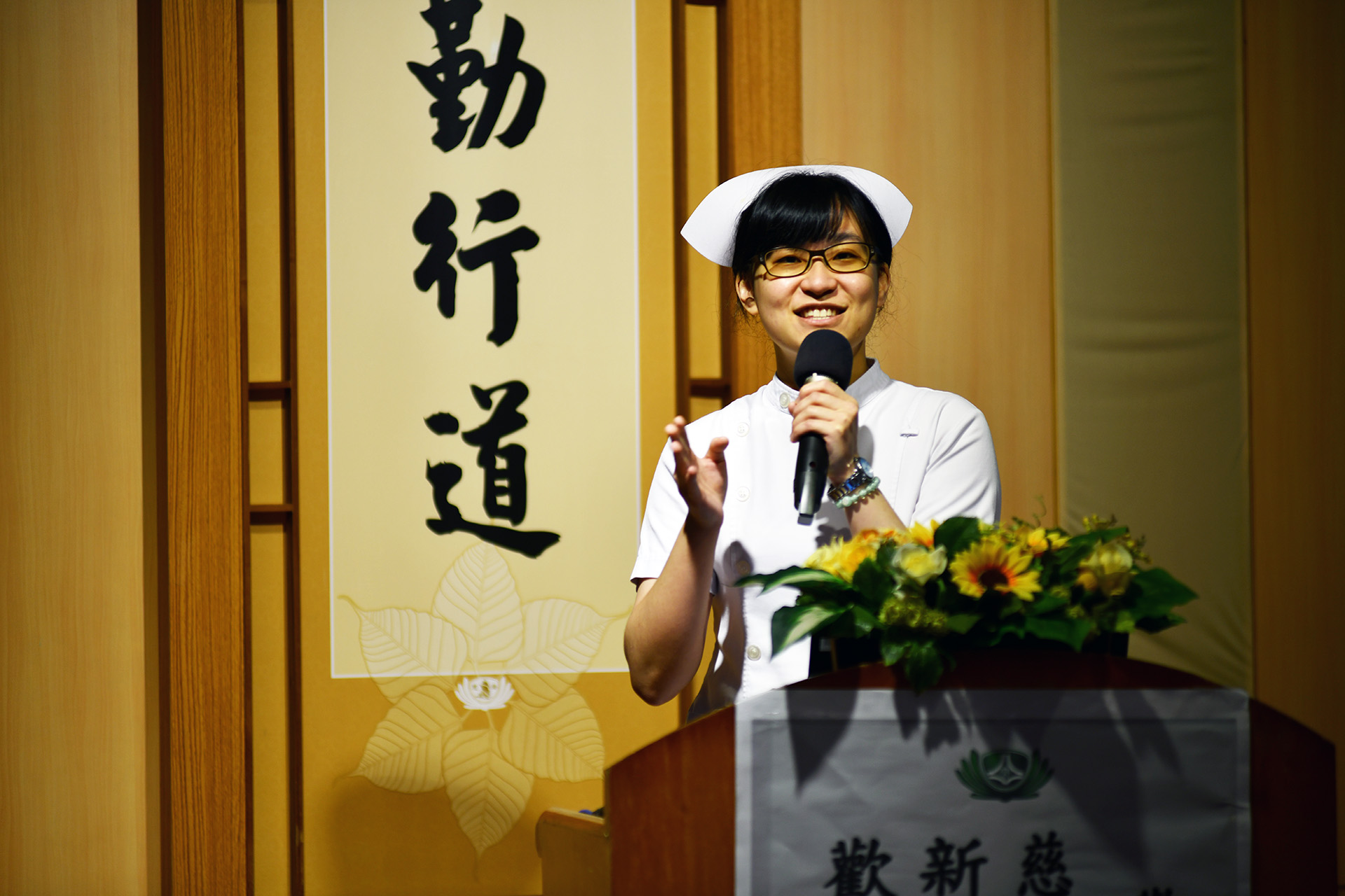 106級慈大校友方欣惠，現為慈濟醫院護理師，感恩慈濟志工、懿德爸爸媽媽的陪伴，更感恩師長及慈濟提供的學習和工作環境。