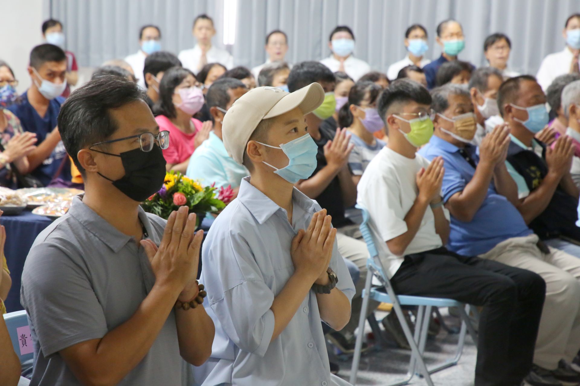 嘉義縣水上區慈濟志工於水上鄉公所舉辦七月吉祥祈福會活動，水上鄉鄉長林緗亭(左二)虔誠祈福。
