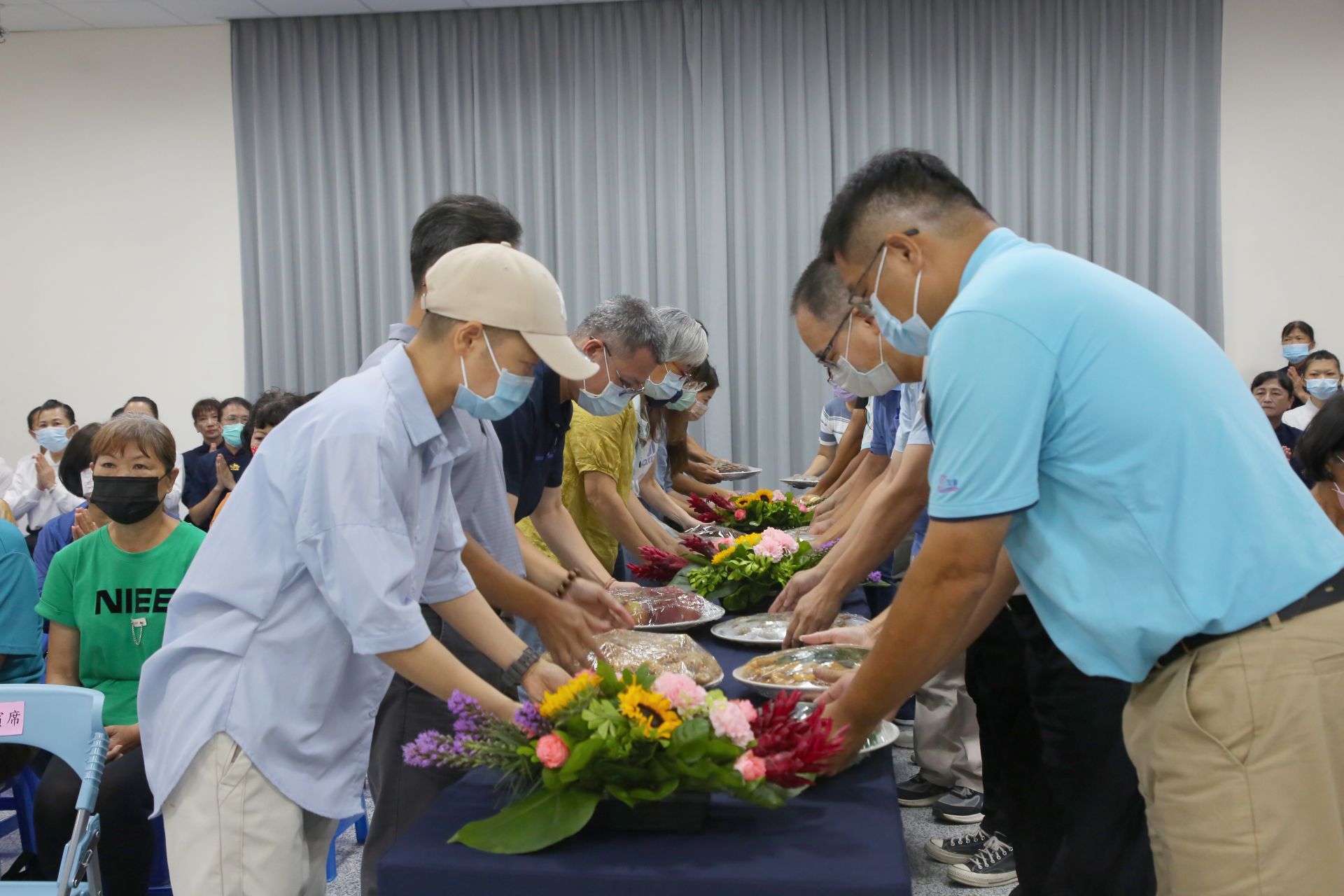 水上鄉公所蘇文傑主秘(右)與水上鄉鄉長林緗亭(左)承擔獻供代表。