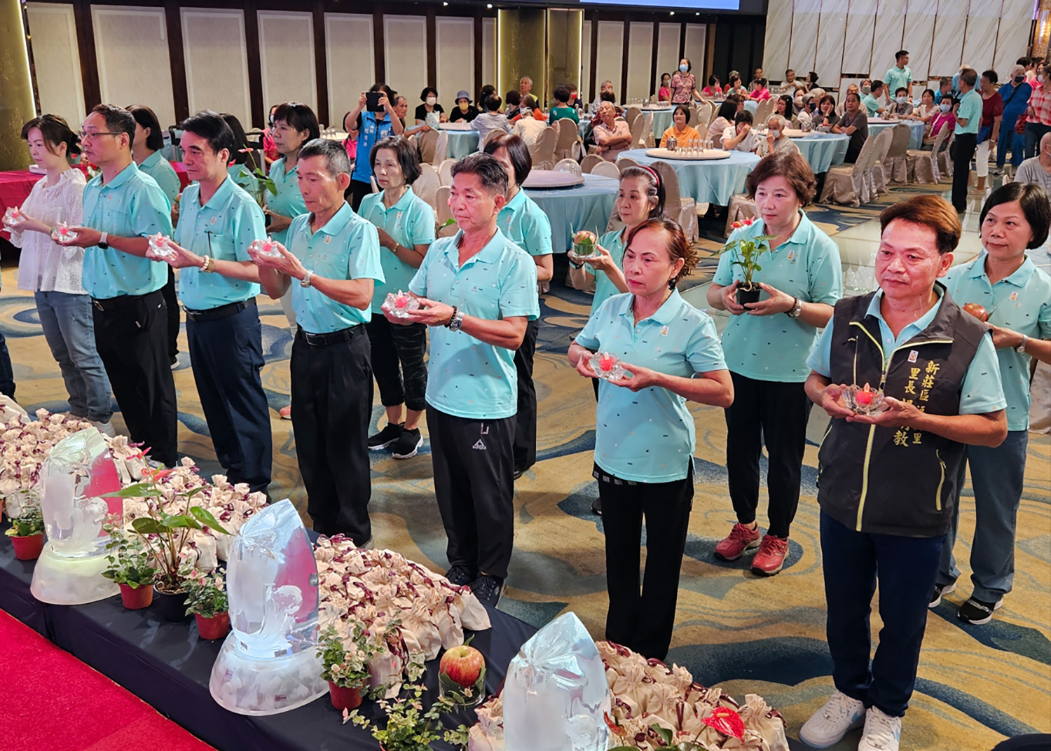 新北市新莊區慈濟志工舉辦七月吉祥月活動，福興里里長楊明教(前排右一)認同慈濟理念，響應吉祥月蔬食護生、環保愛地球。