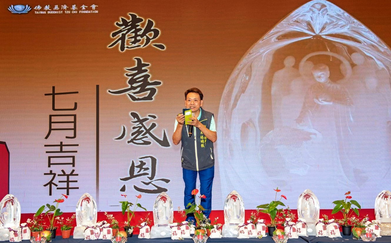 福興里里長楊明教特地向里民宣導並舉辦社區祈福會。