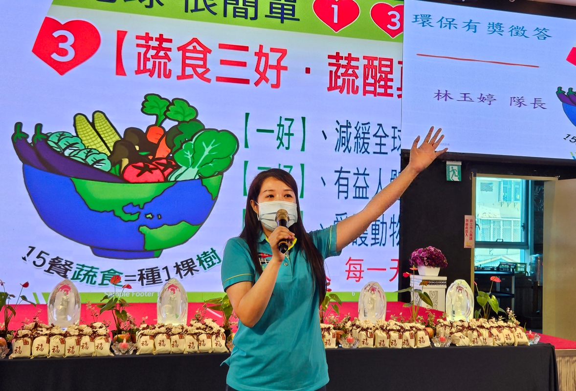 新莊清潔隊隊長林玉婷以「不燒金紙」做環保有獎徵答，反應很熱烈，大家似乎可以慢慢接受不燒金紙的傳統習俗。 