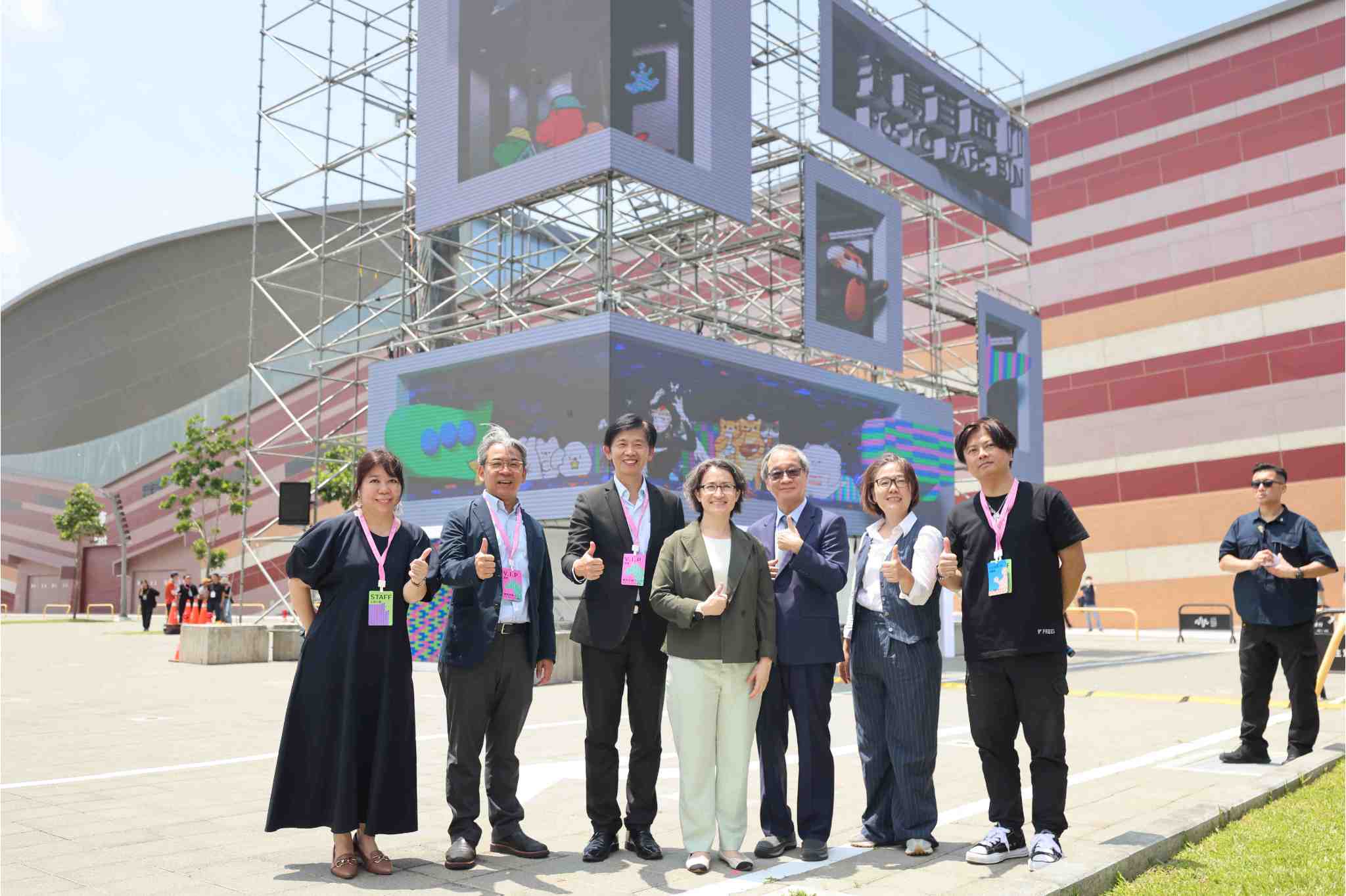 副總統蕭美琴（中）、文化部長李遠（右3）等於戶外3D裸視動畫前合影。