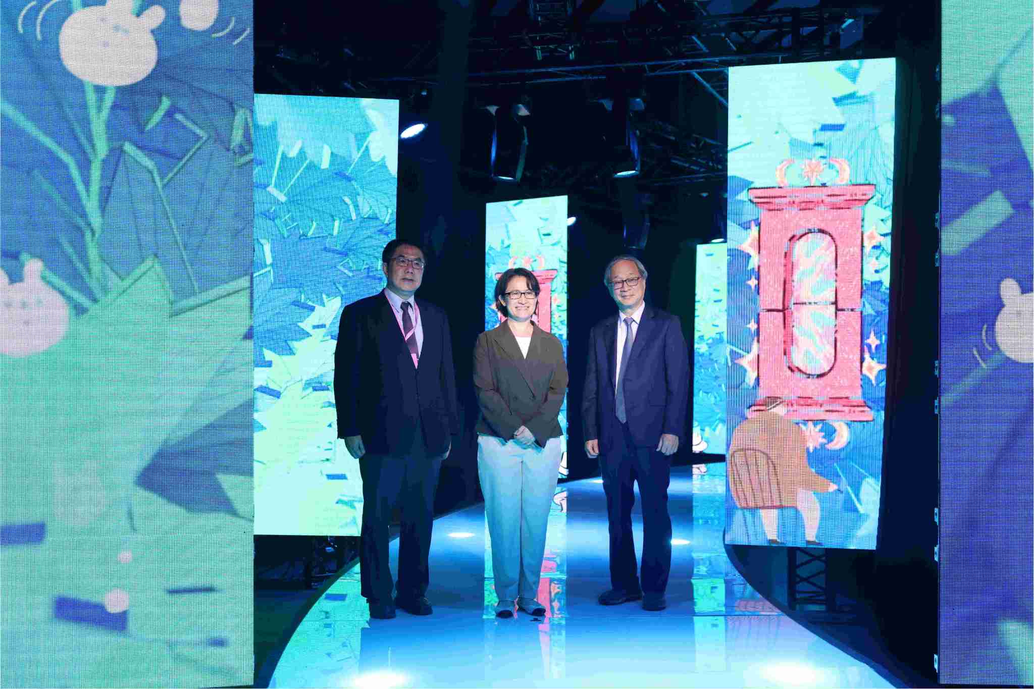 副總統蕭美琴（中）、文化部長李遠（右）、臺南市長黃偉哲（左）走上「百變風格：臺味百百面」RUNWAY，體驗臺灣百面風格。