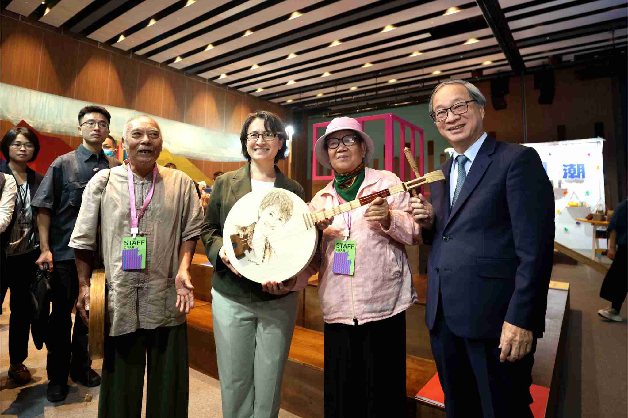 副總統蕭美琴（左2）參觀「屏東館」，傳藝師吳登榮（左1）、傳藝師黃卻銀（左3）致贈手工月琴並合影。