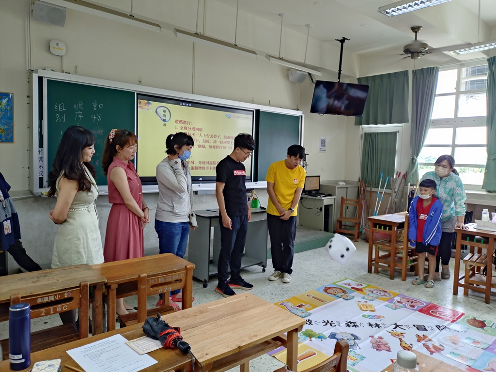 老師們實作低年級教案。