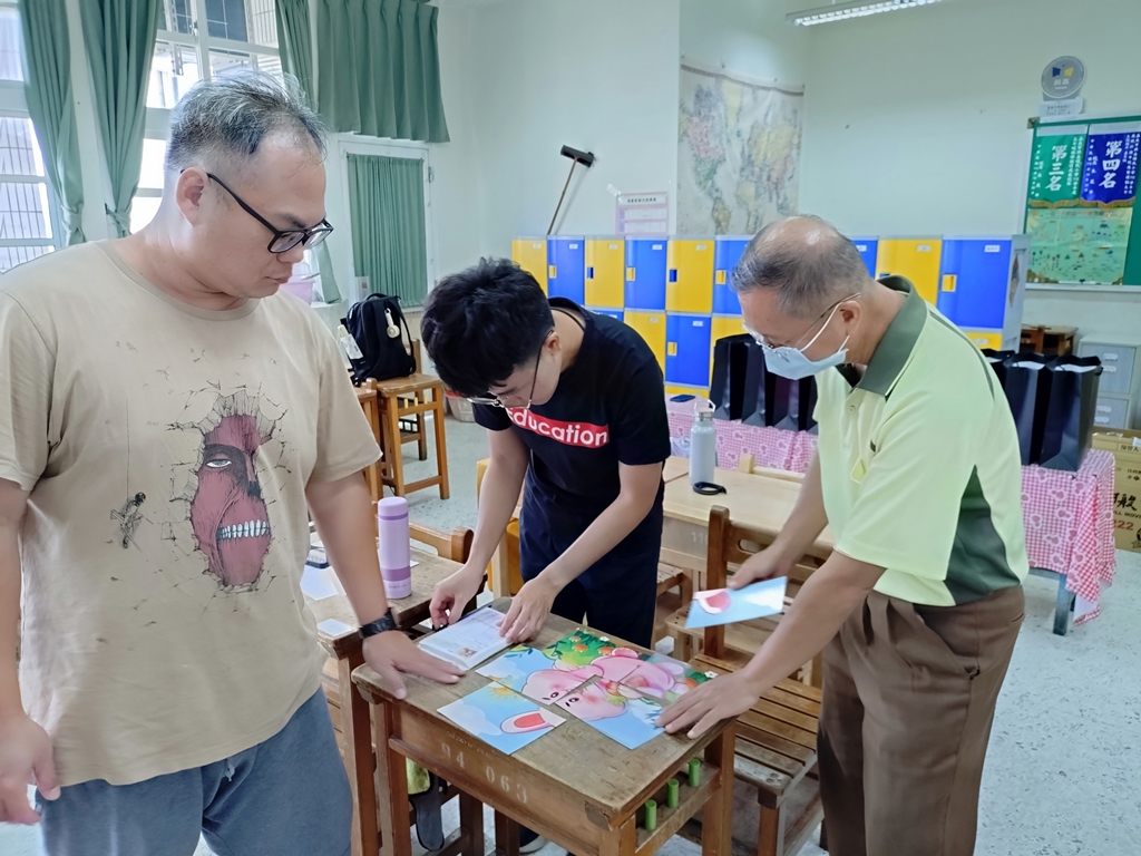 老師們獲取微光森林教案拼圖後論情境。