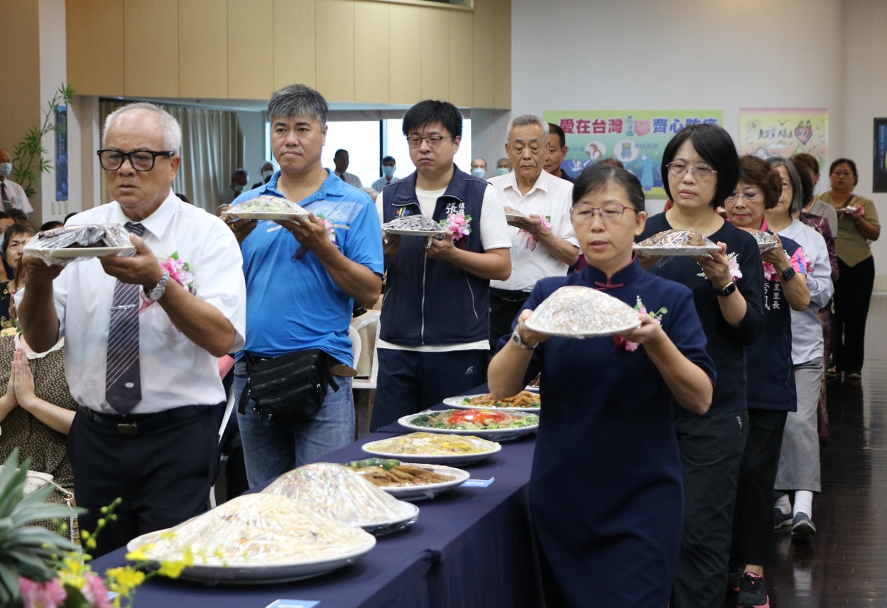 隨著《心香一柱、誠心齋戒、共聚善念》里民與貴賓們誠心一念的祝禱，雙手恭敬端著菜盤，整齊的步伐供齋進場。