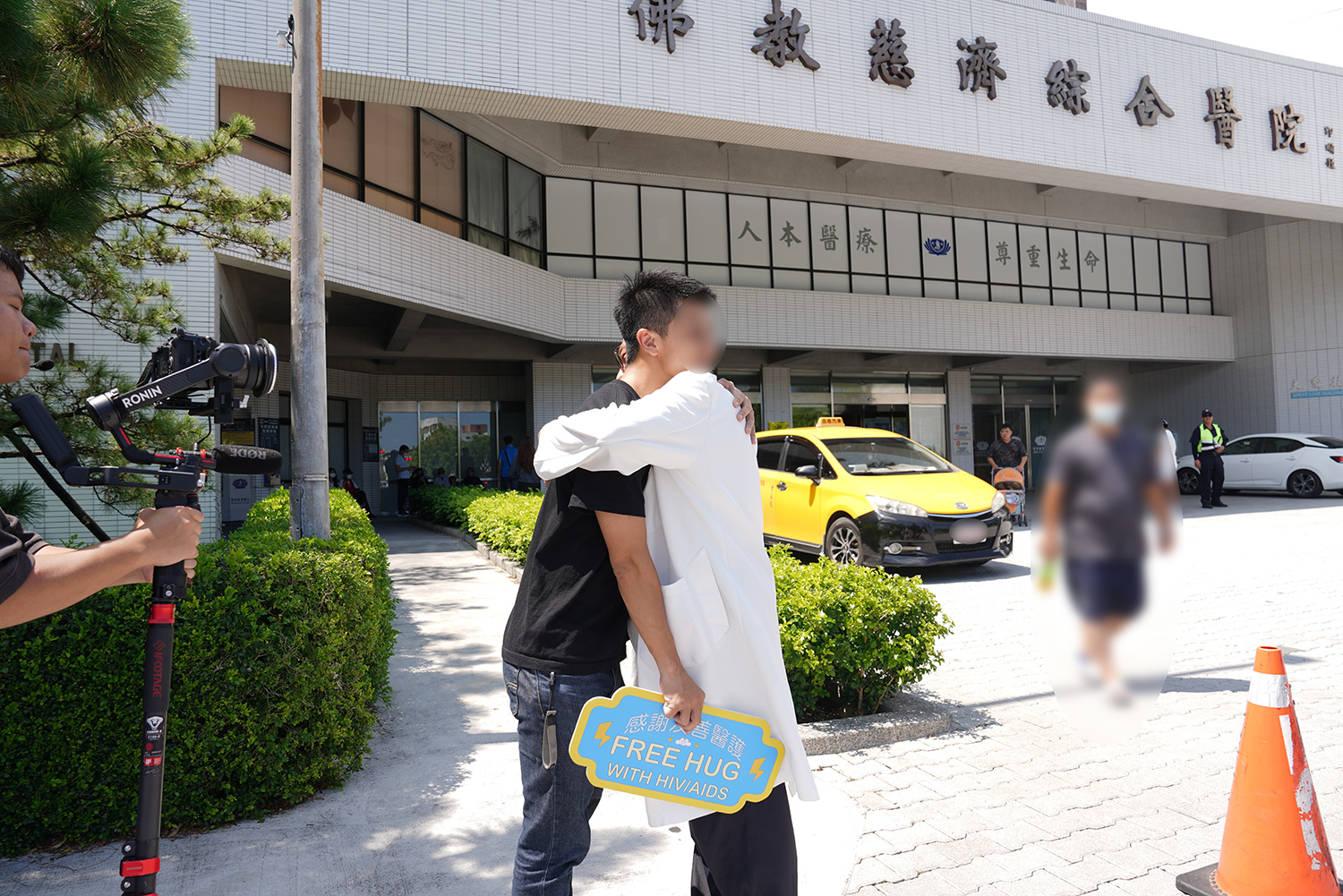 林欣榮院長帶花慈醫護代表以行動支持。