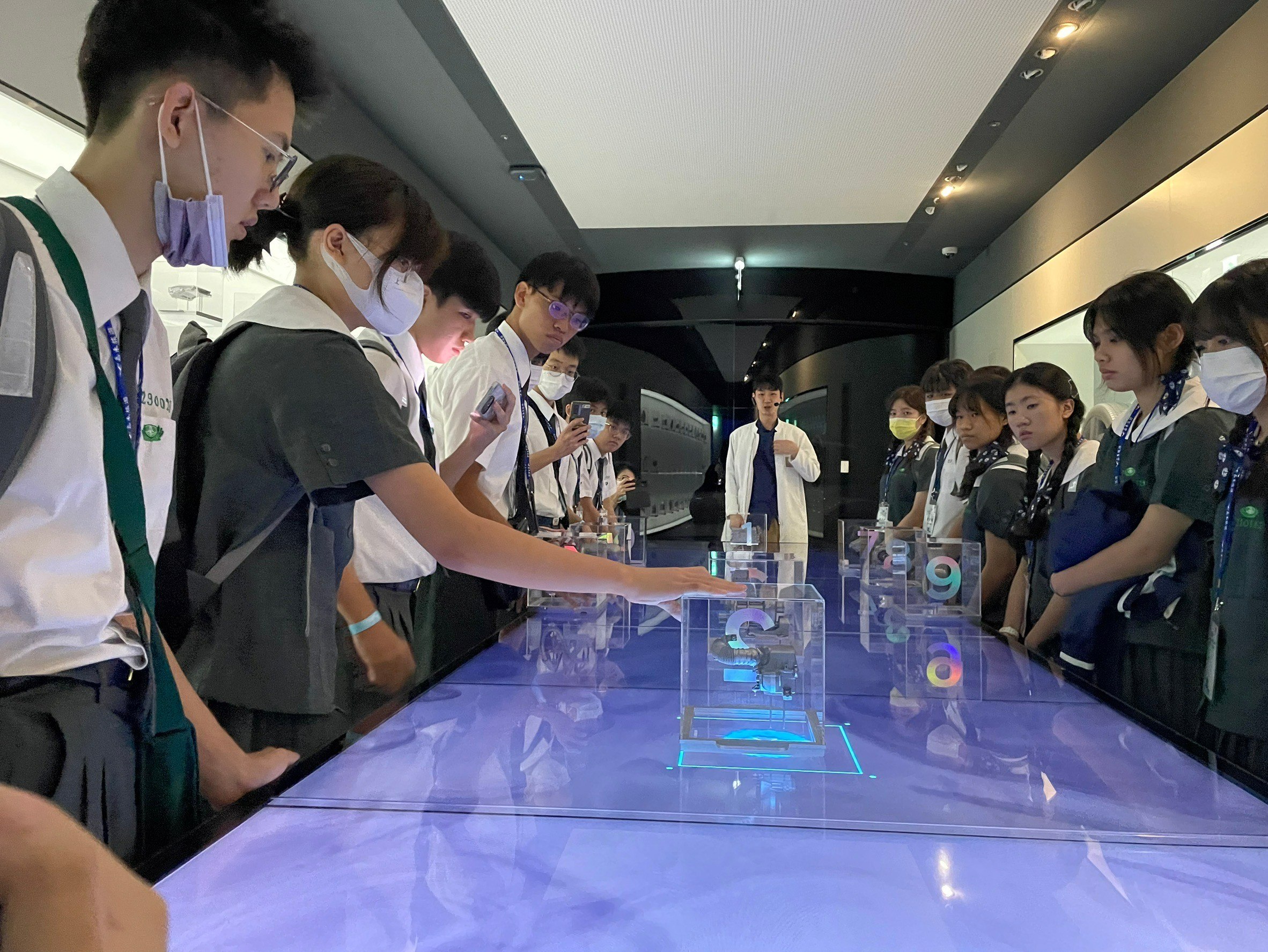 學生透過模擬機，瞭解氫汽車發動原理及運用。