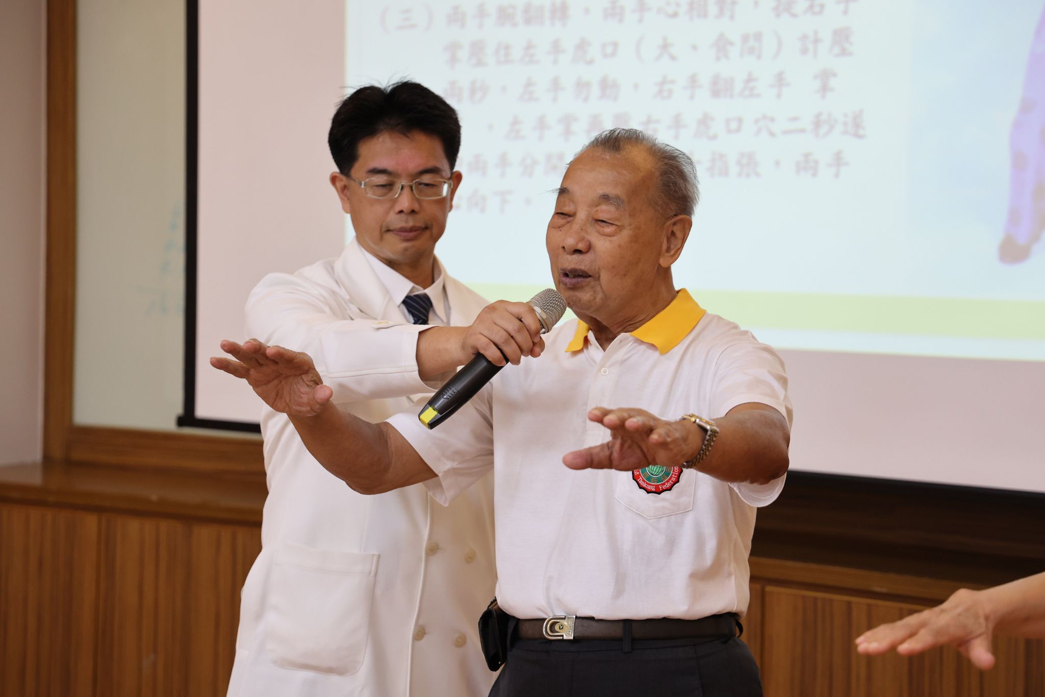 何進修大師與同道何宗殷師兄、花蓮縣外內丹功研究學會代表陳師姊，現場帶動學員進行練習，外丹功十二架中的「蹲身甩手百壽功」。