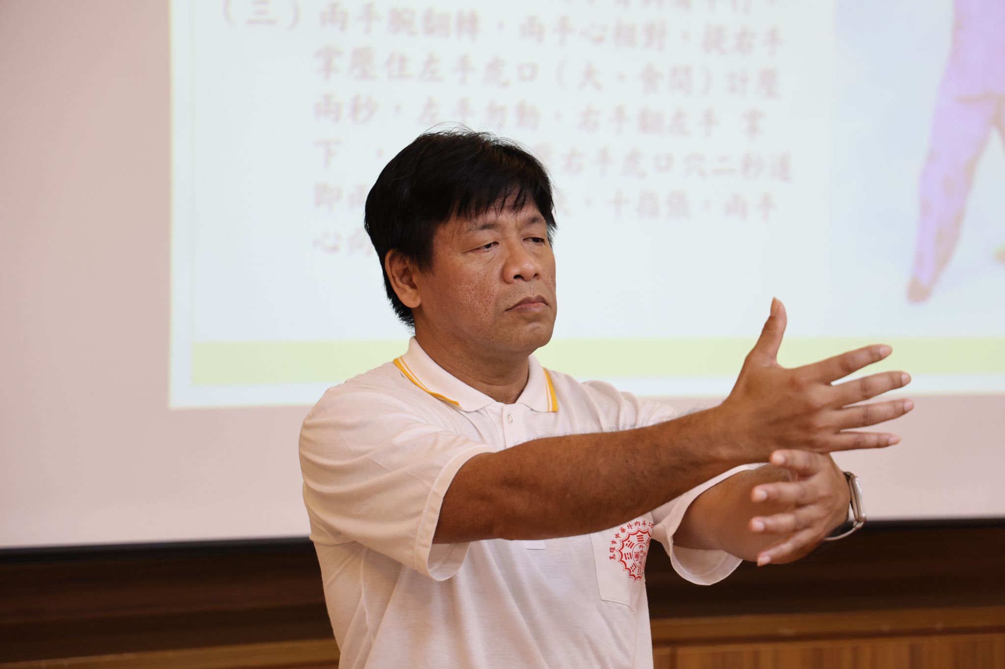 何進修大師與同道何宗殷師兄、花蓮縣外內丹功研究學會代表陳師姊，現場帶動學員進行練習，外丹功十二架中的「蹲身甩手百壽功」。