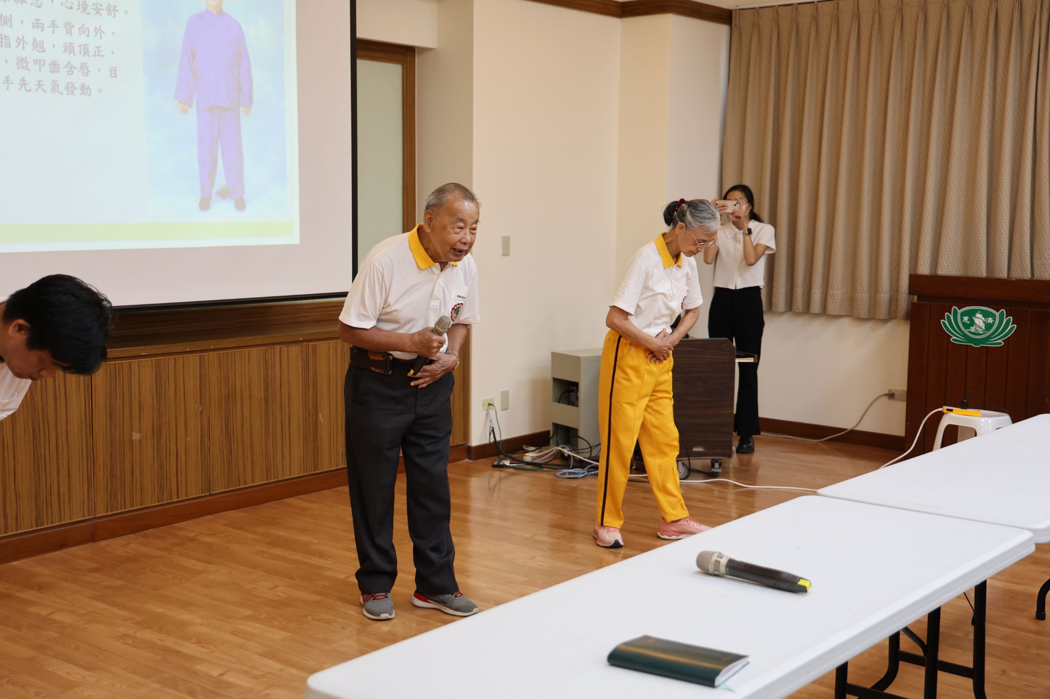 何進修大師與同道何宗殷師兄、花蓮縣外內丹功研究學會代表陳師姊，現場帶動學員進行練習，外丹功十二架中的「龜息吐納功」。
