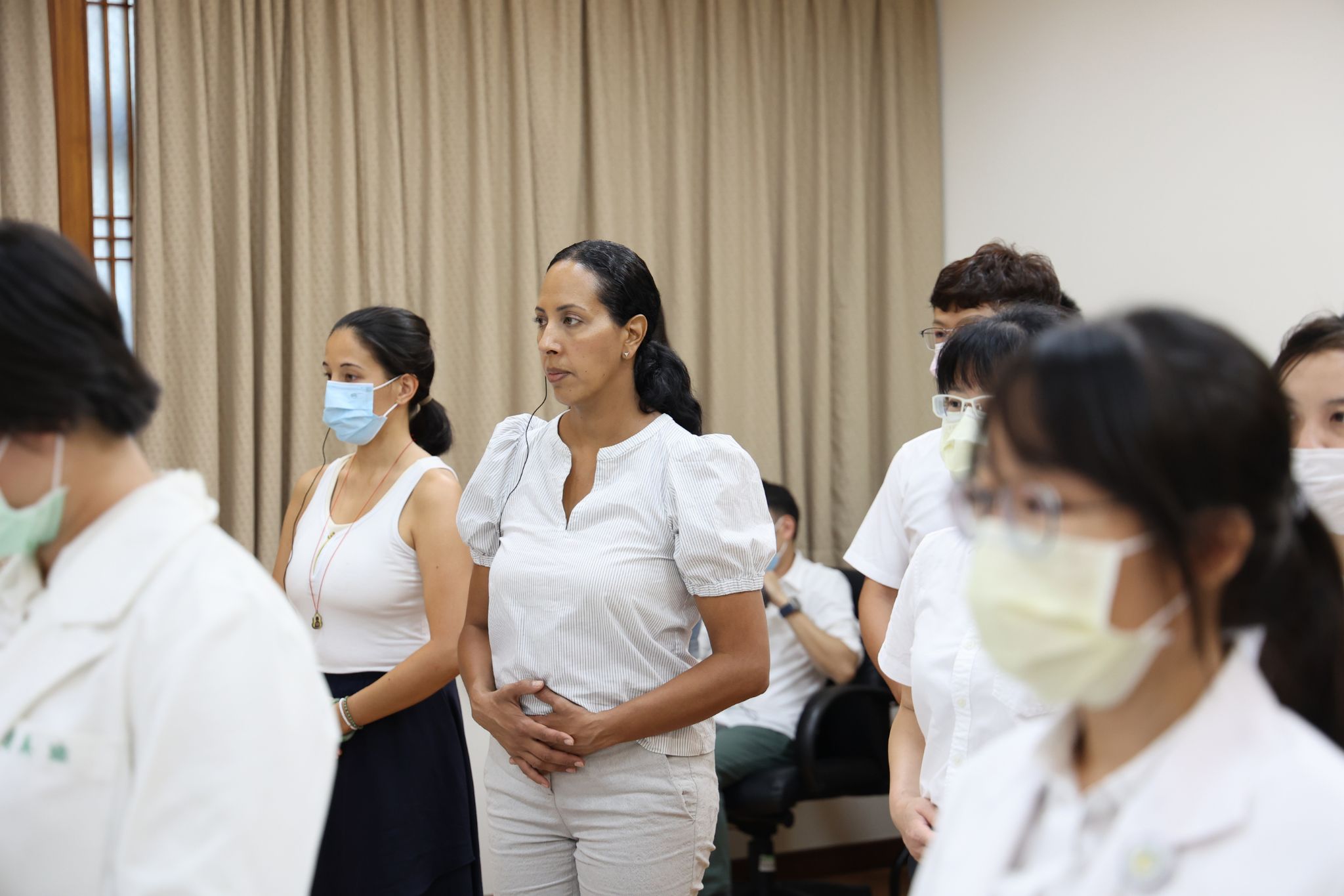 何進修大師與同道何宗殷師兄、花蓮縣外內丹功研究學會代表陳師姊，現場帶動學員進行練習，外丹功十二架中的「龜息吐納功」。