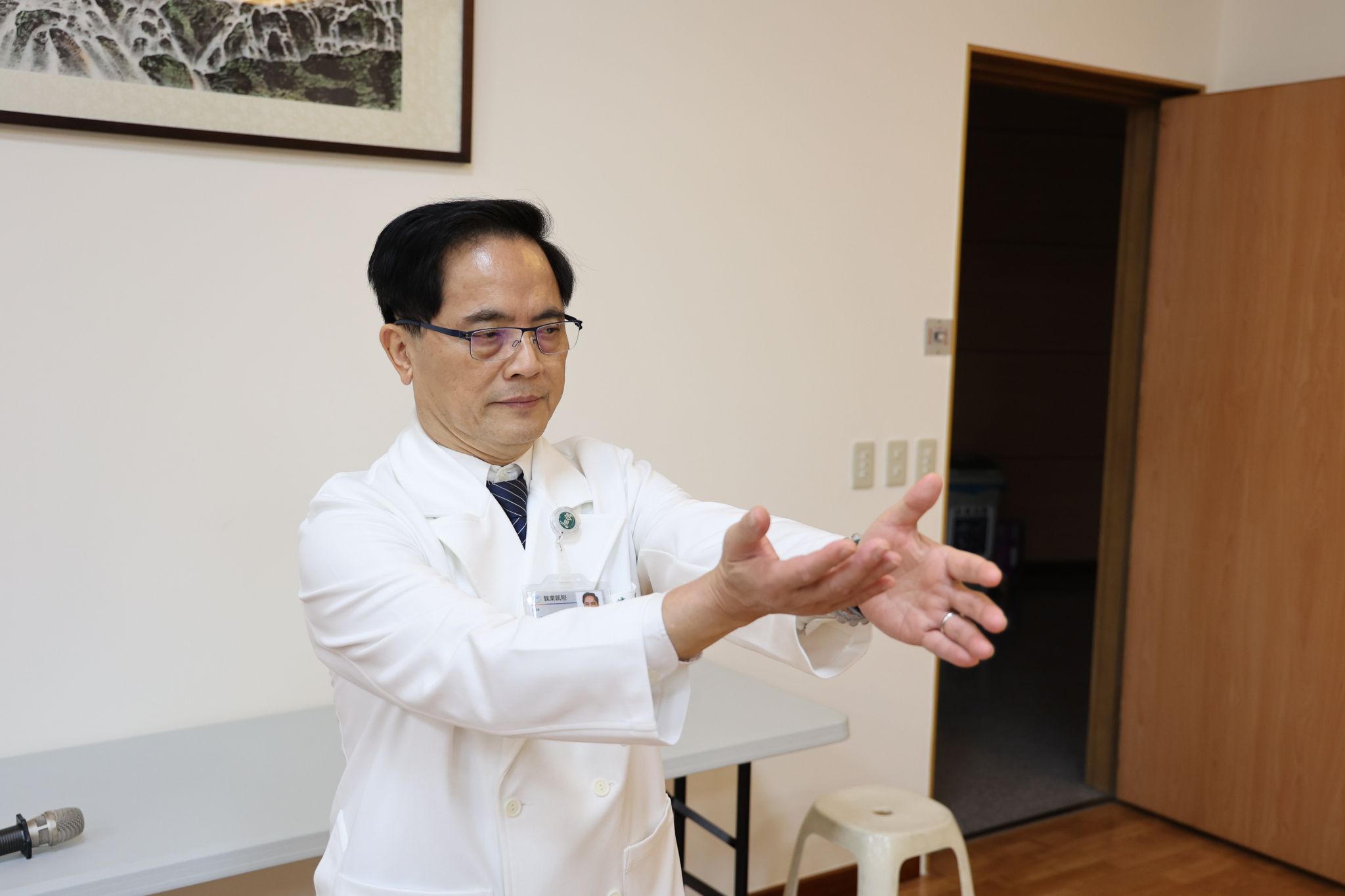何進修大師與同道何宗殷師兄、花蓮縣外內丹功研究學會代表陳師姊，現場帶動學員進行練習，外丹功十二架中的「蹲身甩手百壽功」。