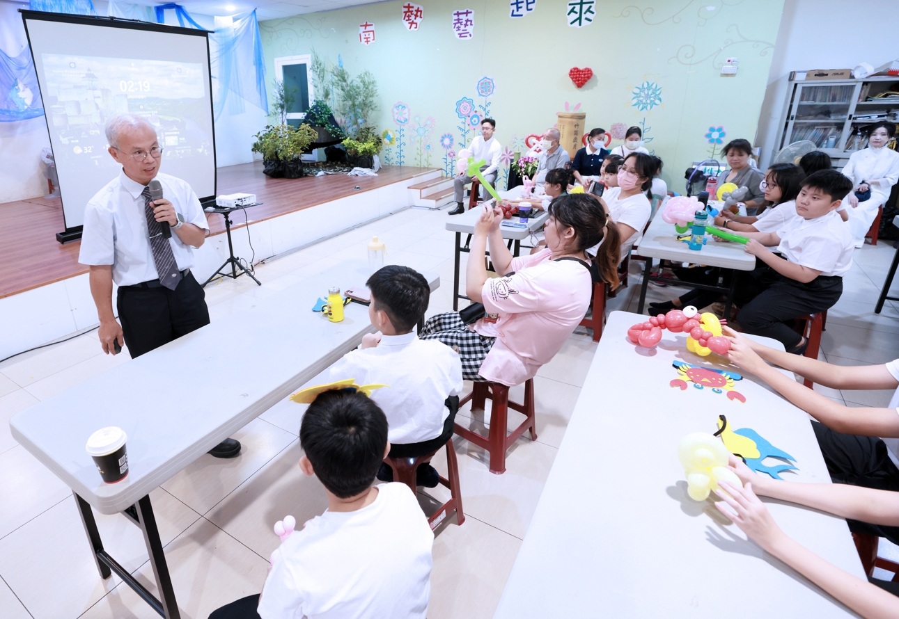 新北市林口區慈濟志工用心接引社區民眾、人間菩薩招生。 