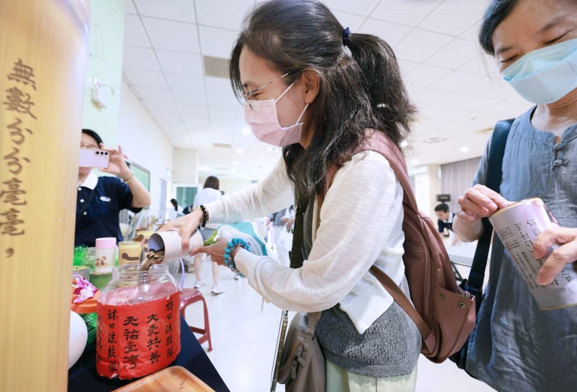 新北市林口區慈濟志工用心接引社區民眾、人間菩薩招生。 