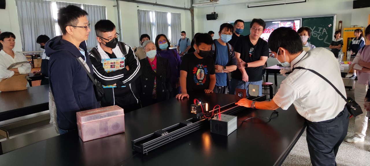 物理實驗室展示各項國中課程實驗，讓家長了解探究實作課程。