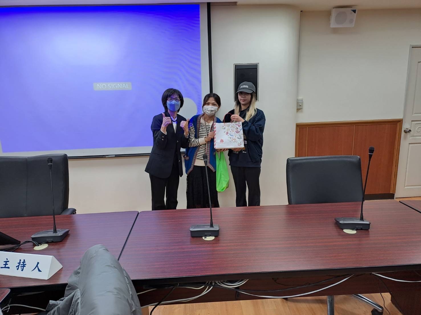 與王科長合影社會福利行政法院參訪