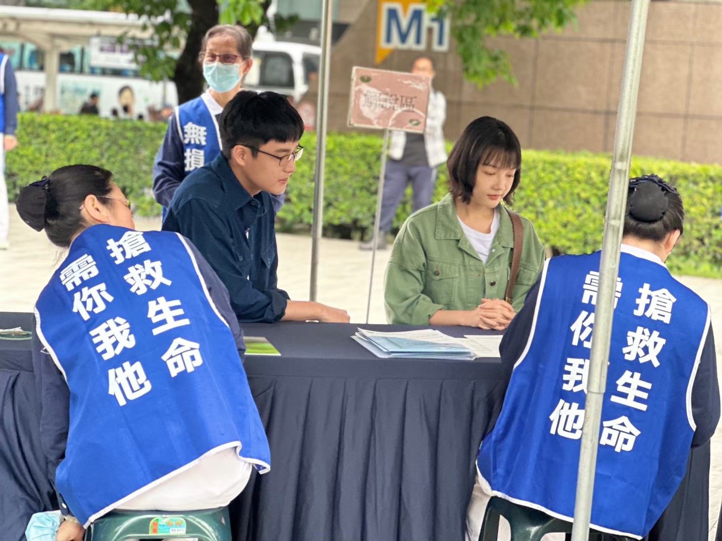 大愛劇《血‧拾人生》演員左起：安俊朋、林思廷邊拍戲完成驗血建檔