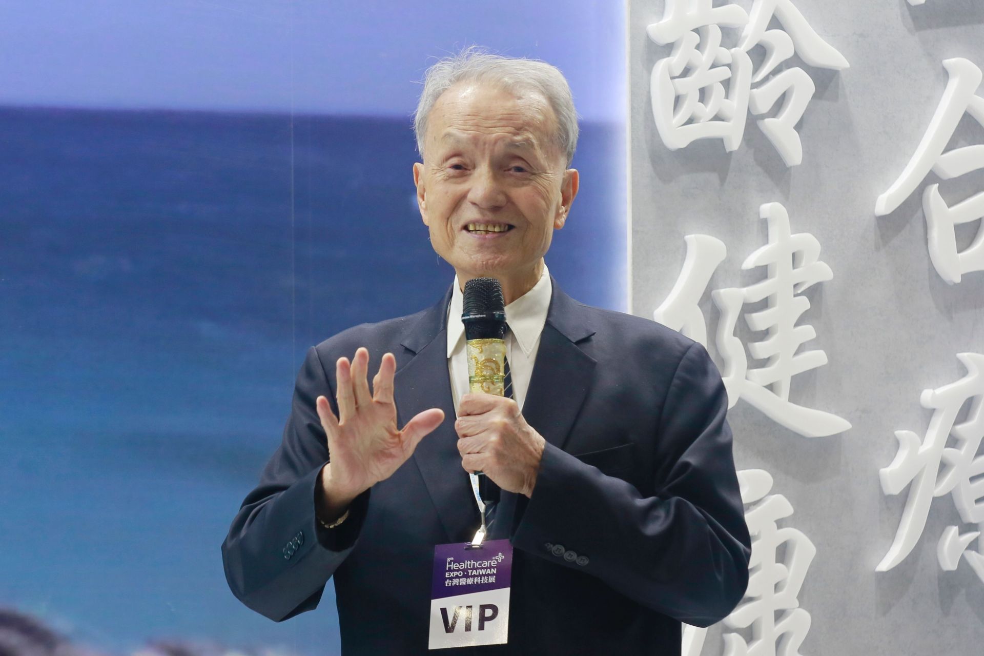 前來見證本草系列飲品發表的慈濟醫療法人執行長林俊龍表示，慈濟醫院擁有專業的醫療水準外，最重要的是對待病人與家屬時，能夠傳遞愛與關懷。