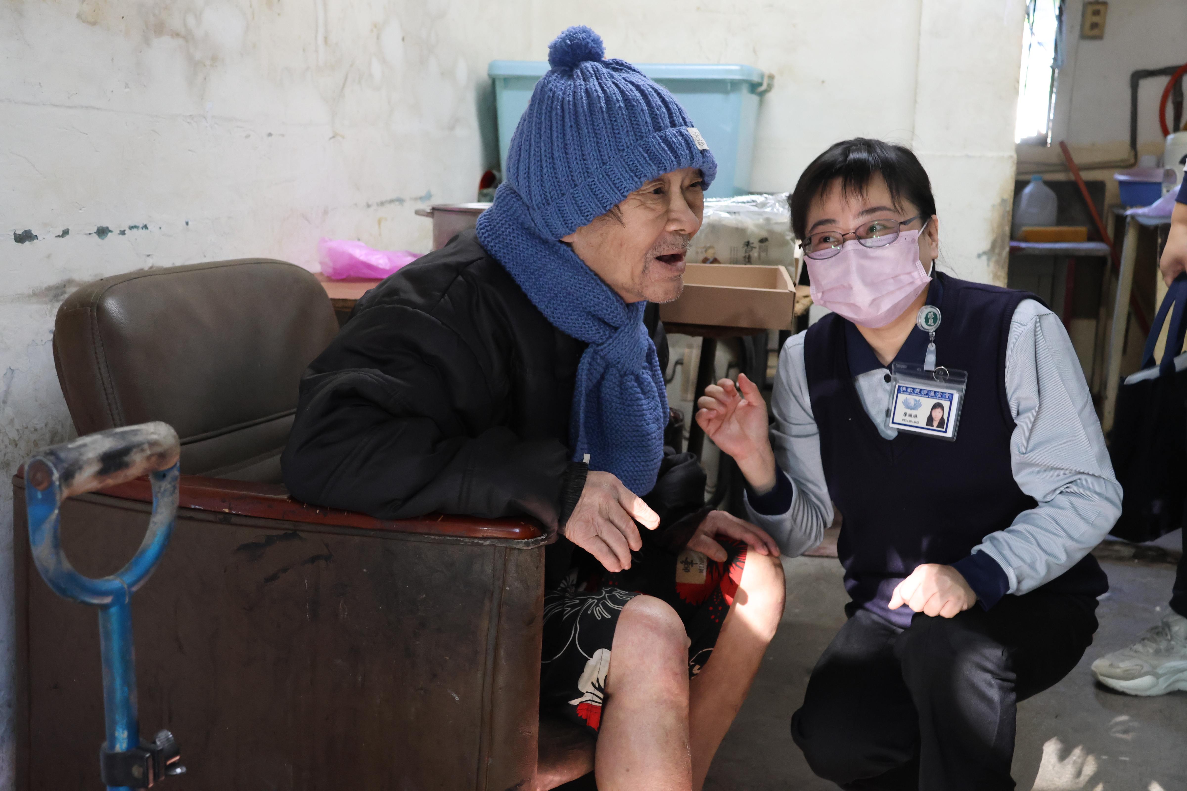 老先生戴起圍巾帽子說很溫暖很歡喜。