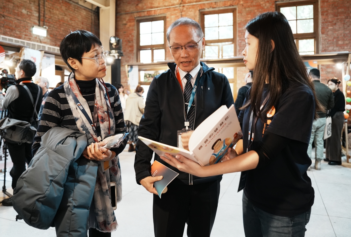 教育部青年發展署林祝里主任秘書(左)表示，青發署培育青年、慈濟扶植青年，公私協力共同為青年公益計畫實踐執行。