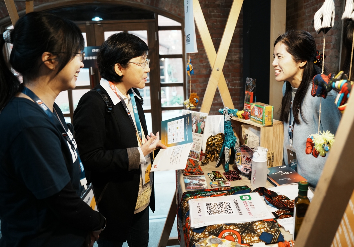 國立臺灣大學社會工作學系馮燕名譽教授(左二)期勉年輕世代發揮創意，並感謝辛苦的業師用心培植這股青年力量，創造共善價值。