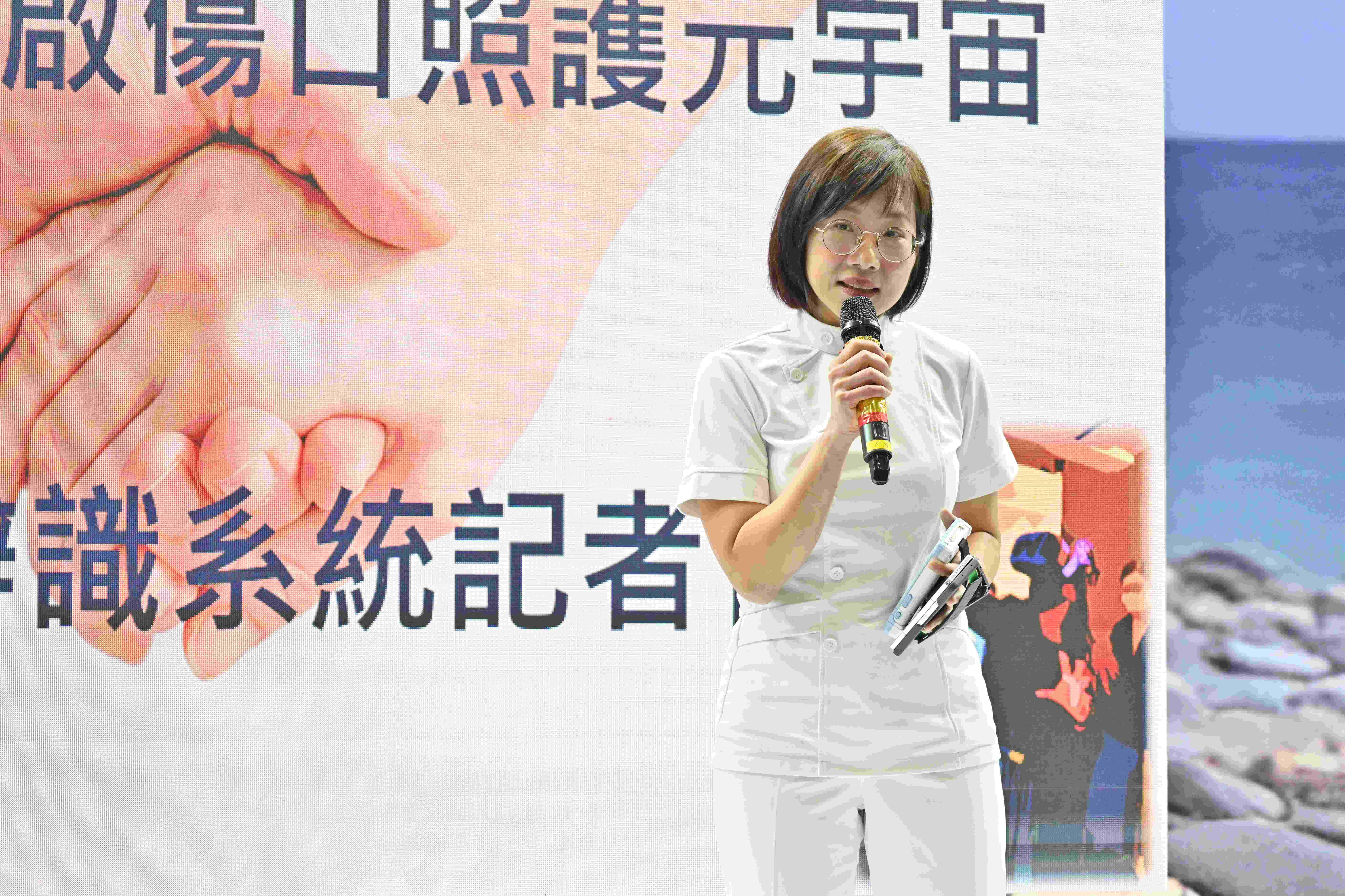 傷口造口及失禁護理師許美玉表示，在居家或臨床護理現場，護理師需要同時處理換藥、測量傷口範圍、紀錄病情、拍攝傷口影像等多重任務，加上有時因訊號不佳導致無法即時判讀傷口，增加了工作負擔。