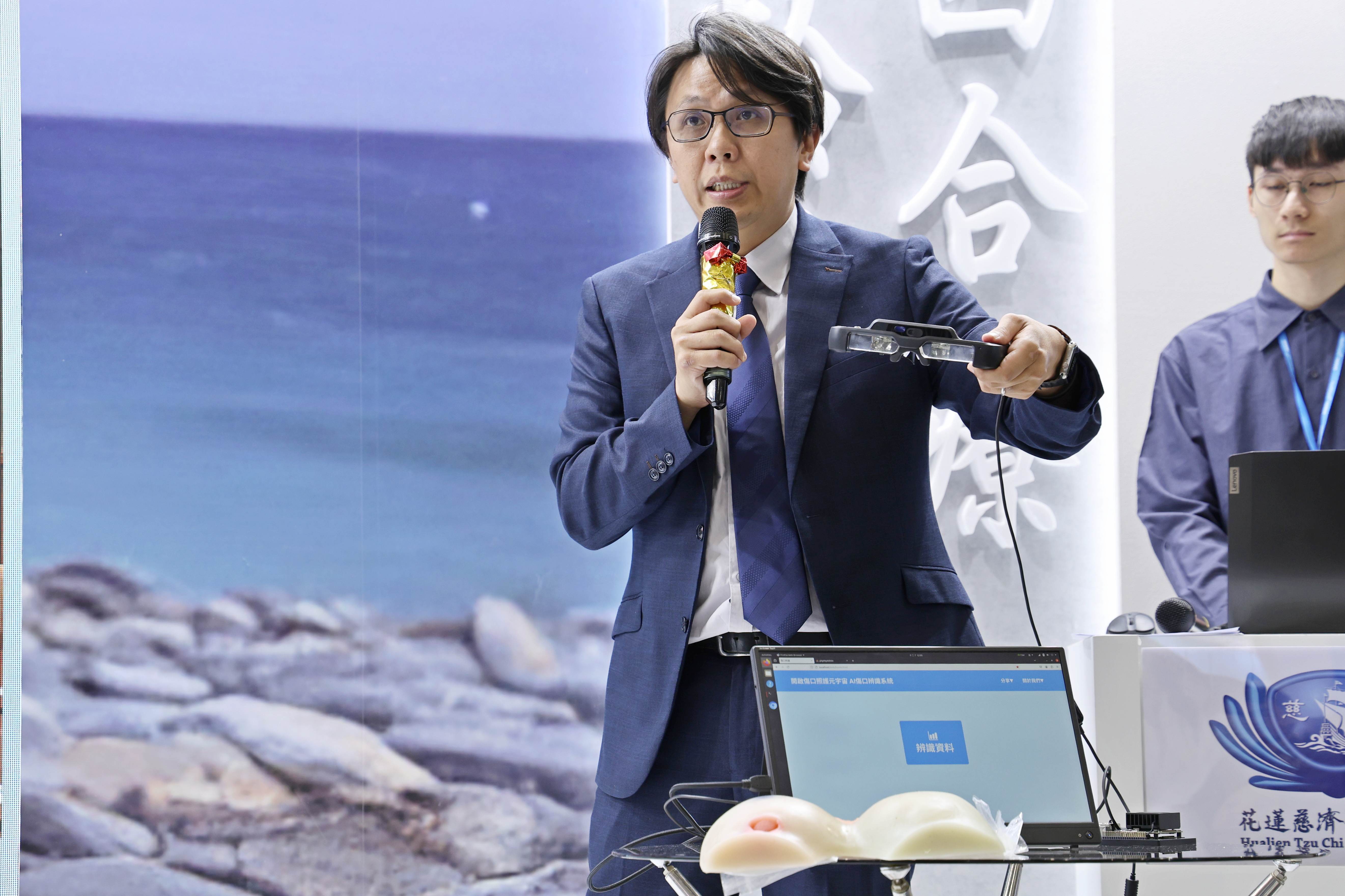 現場南臺科大團隊展演AI傷口辨識系統，助理教授陳銘哲表示，團隊藉由擴增實境(Augmented Reality, AR) 智能眼鏡搭配壓力性損傷傷口管理模組，創新實現解放雙手的目標，目前辨識率達到90%。