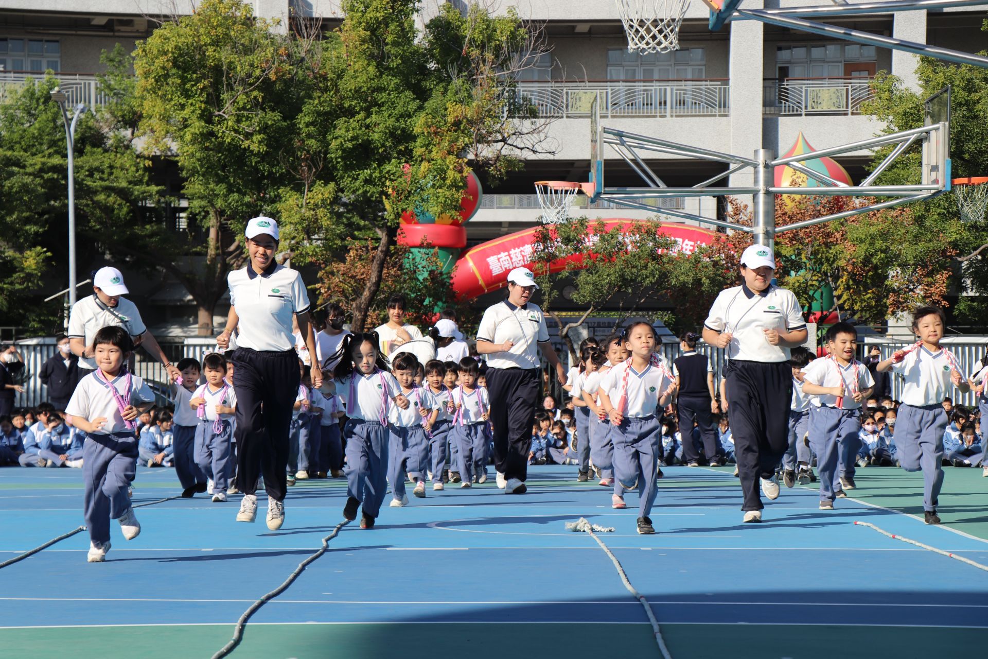 慈中幼兒園的師生一同進入場中，準備為開幕典禮進行表演