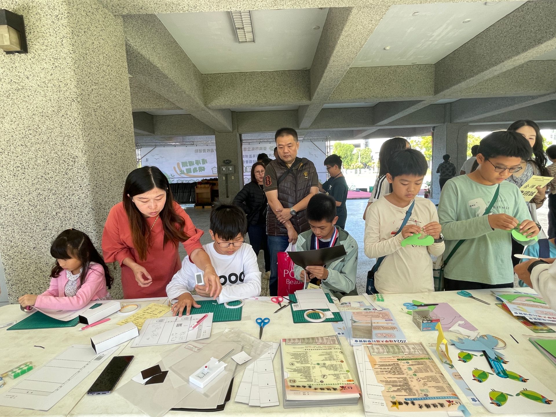 自然科「針孔成像」、「平衡鳥」剪紙製作。