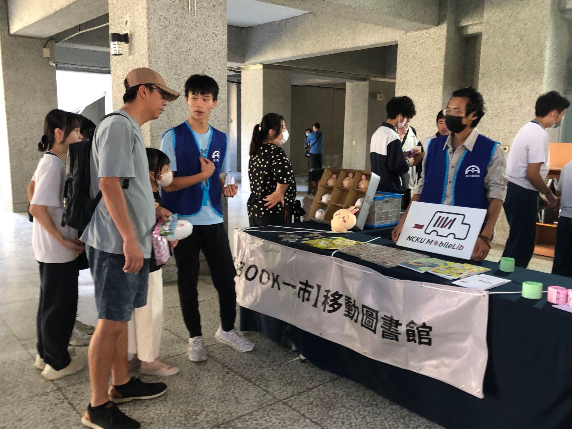 成大「Book一市」移動圖書館，結合科學與環保主題設計互動關卡，吸引大批學生與民眾參與。