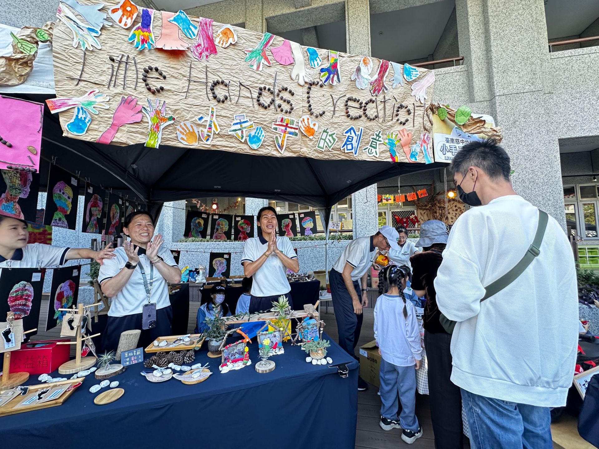 無論是攤位海報還是手工創作，都是幼兒園學生們撿拾校園中的樹葉樹枝及種子設計完成。