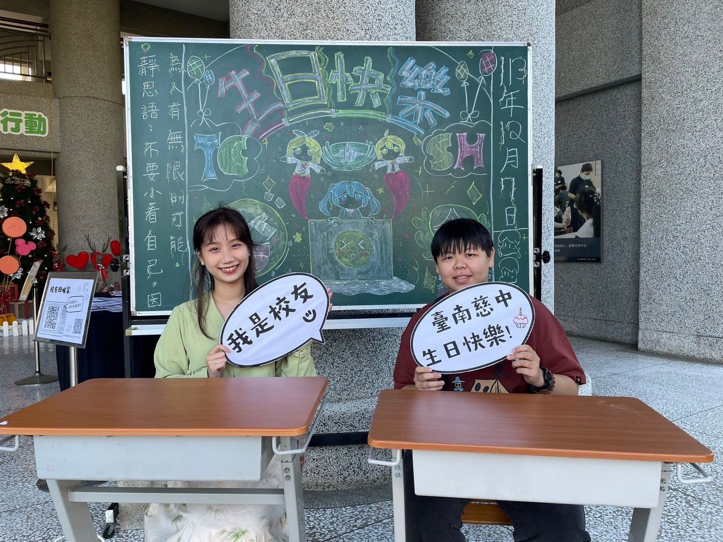 前穿堂擺放課桌椅讓回家的校友們立刻回到美好的時光。