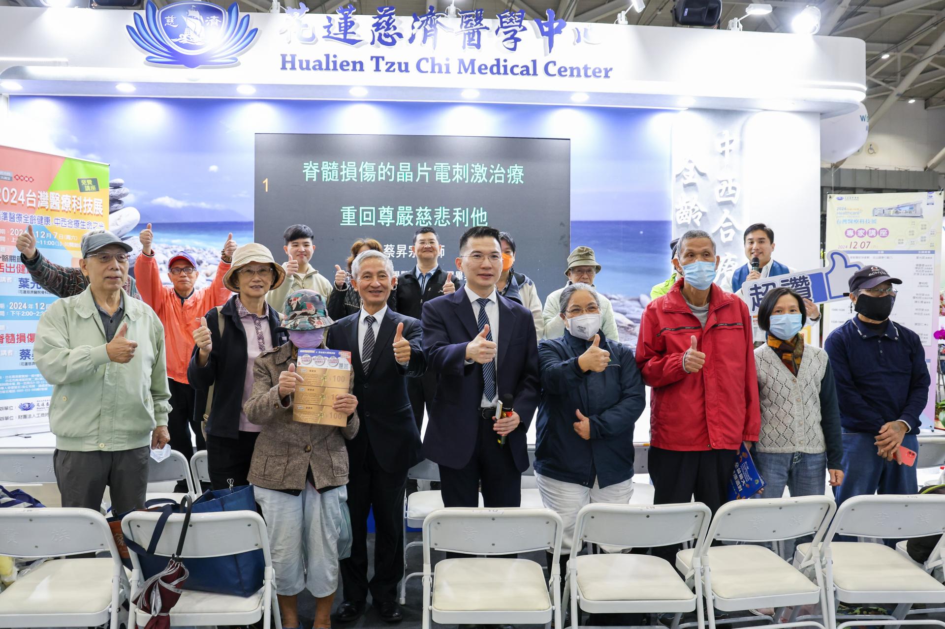 蔡昇宗主任在講座結束後，應民眾邀請合影。