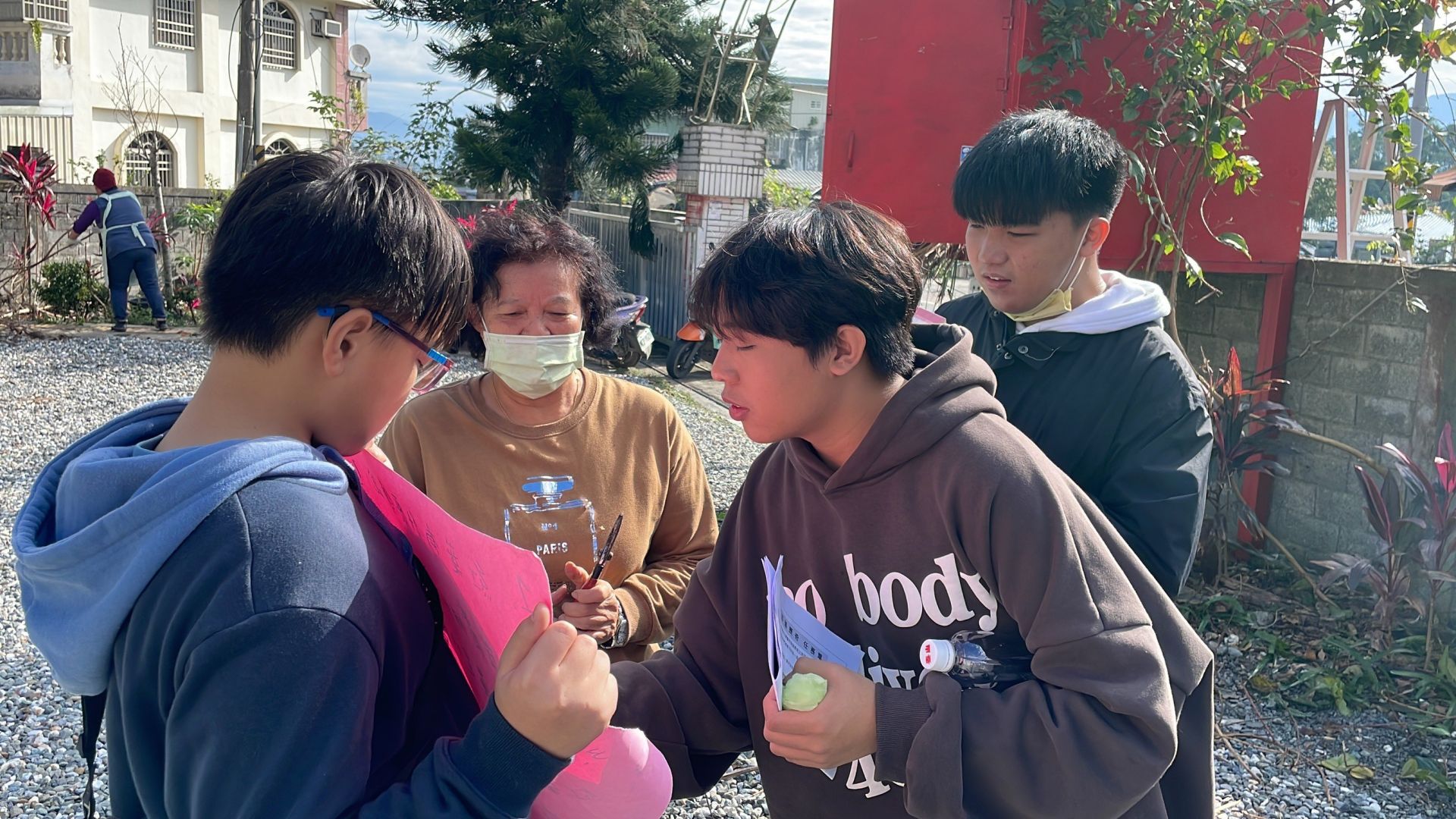 部落歷奇-訪問部落居民環節，居民們感受到青少年們對部落的好奇，很有耐心地回答。