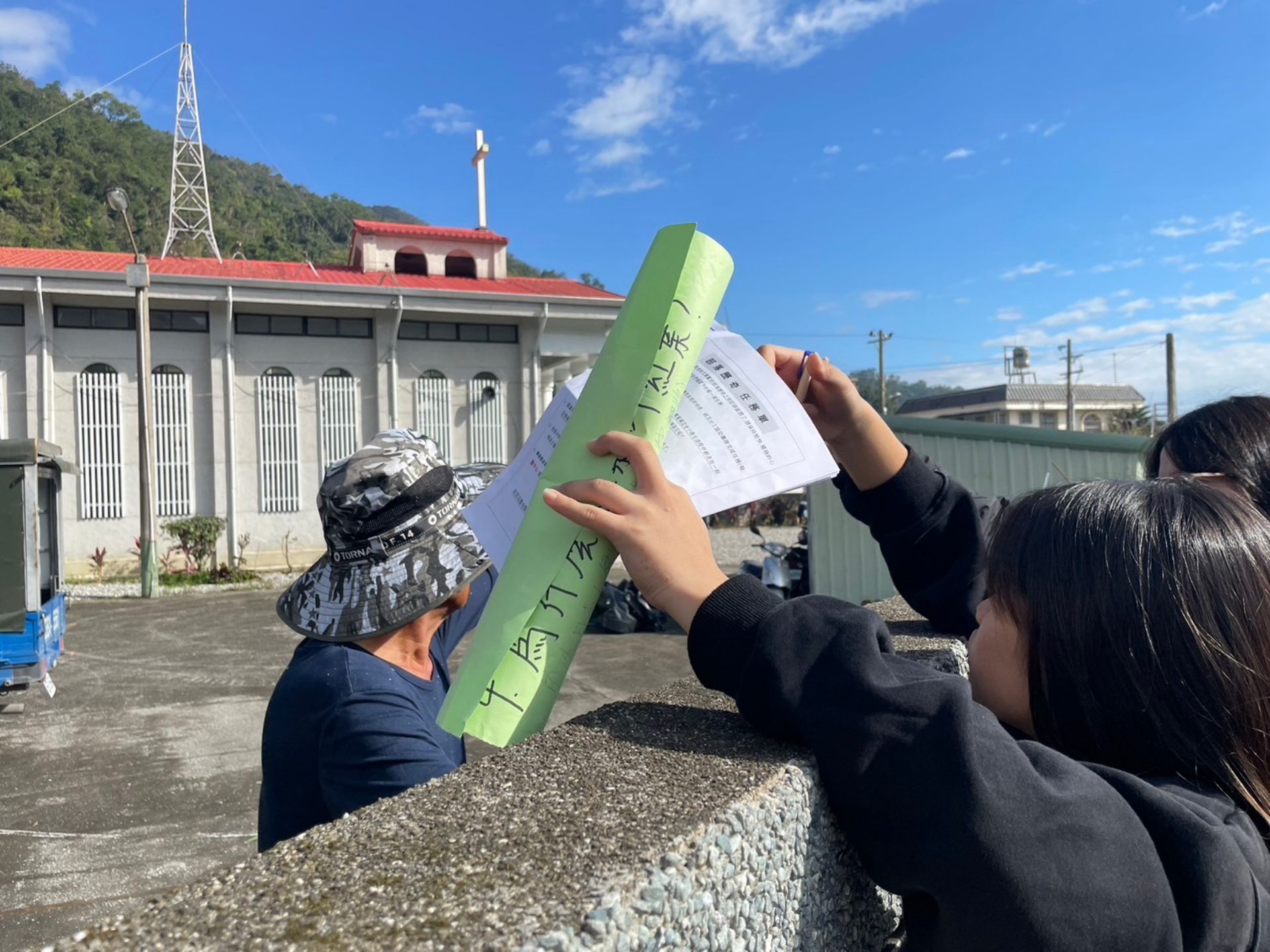 部落歷奇-訪問部落居民環節，居民看到青少年們的真誠也給予很棒的回應，翻牆也要回答問題。