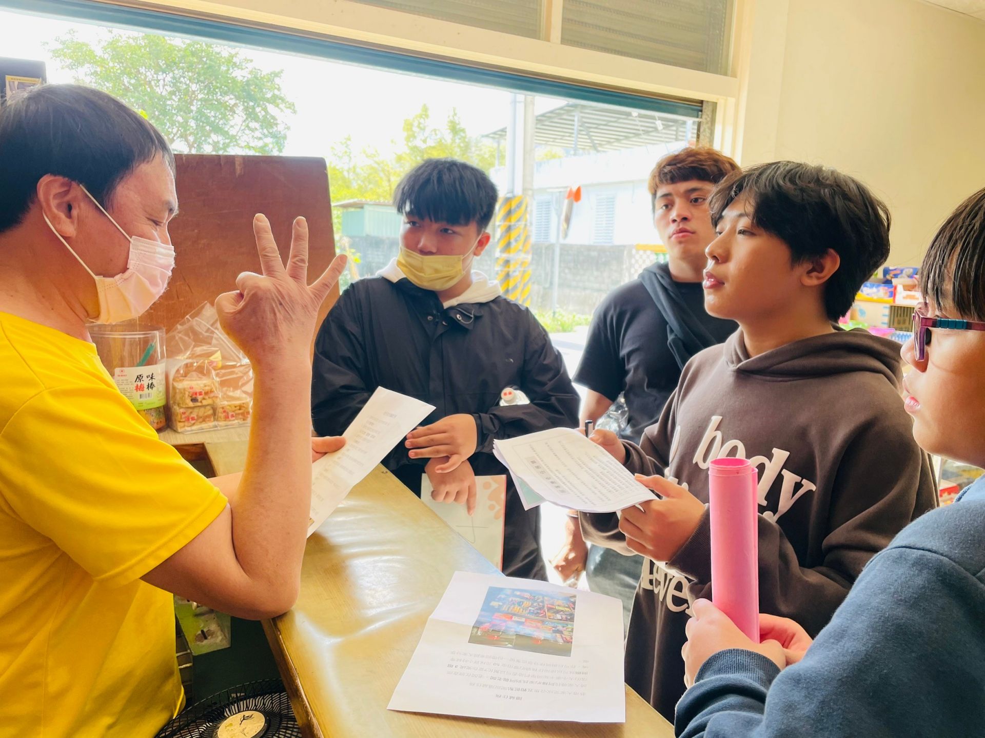 部落歷奇-訪問部落居民環節-居民都很熱情的回應青少年們的問題
