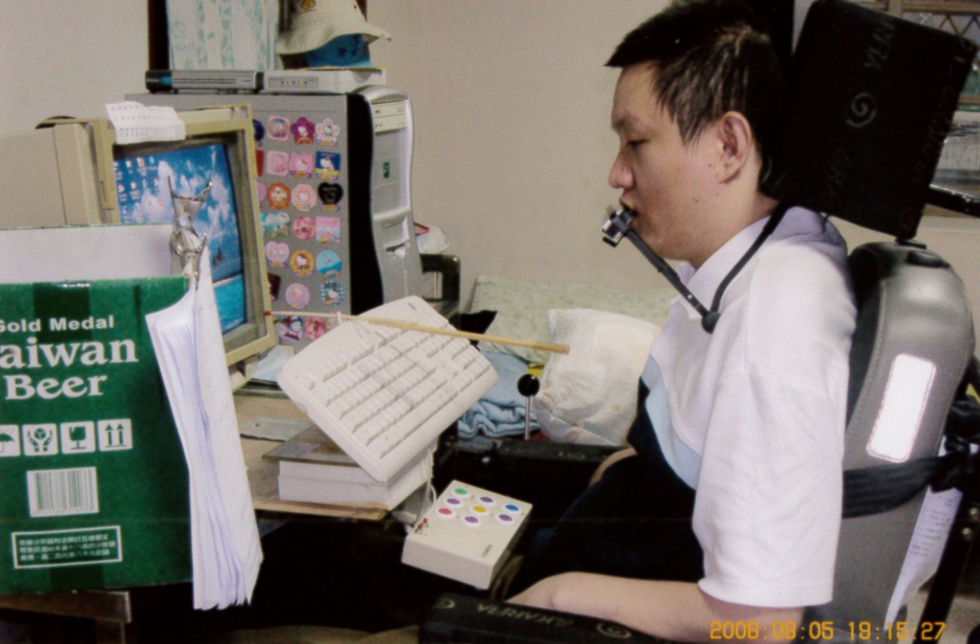 林彥廷老師19歲時因車禍造成脊髓損傷，他生前樂於助人，往生後成為無語良師