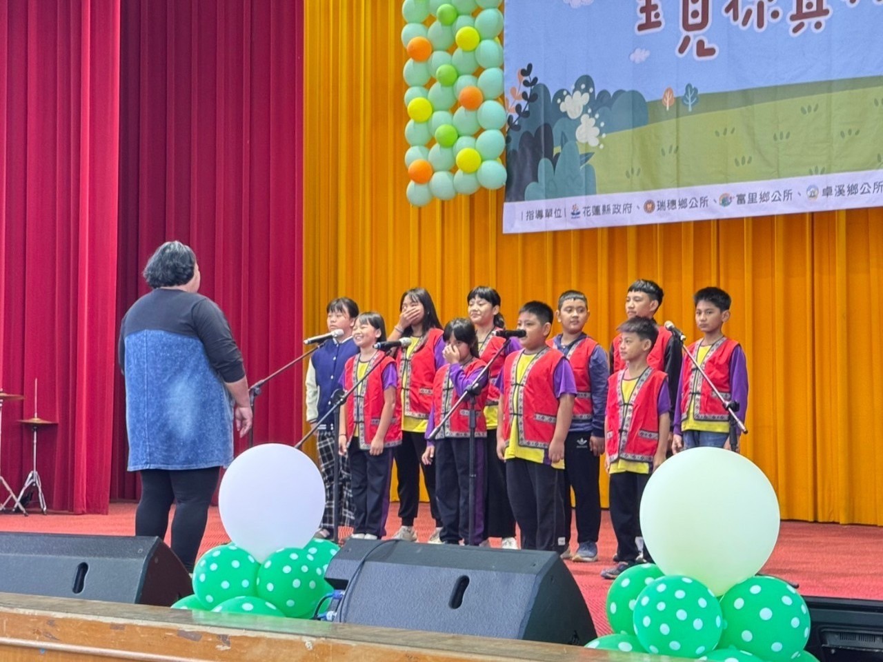 卓清國小合唱團帶來開場表演。
