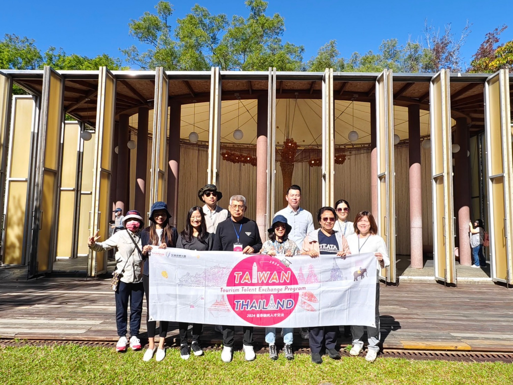 交流團參訪南投紙教堂。