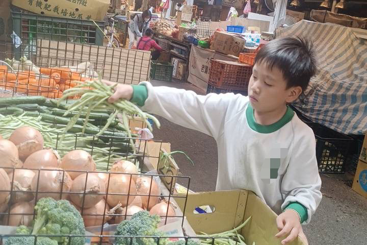 皓辰從小在市場長大  協助家人整理攤位
