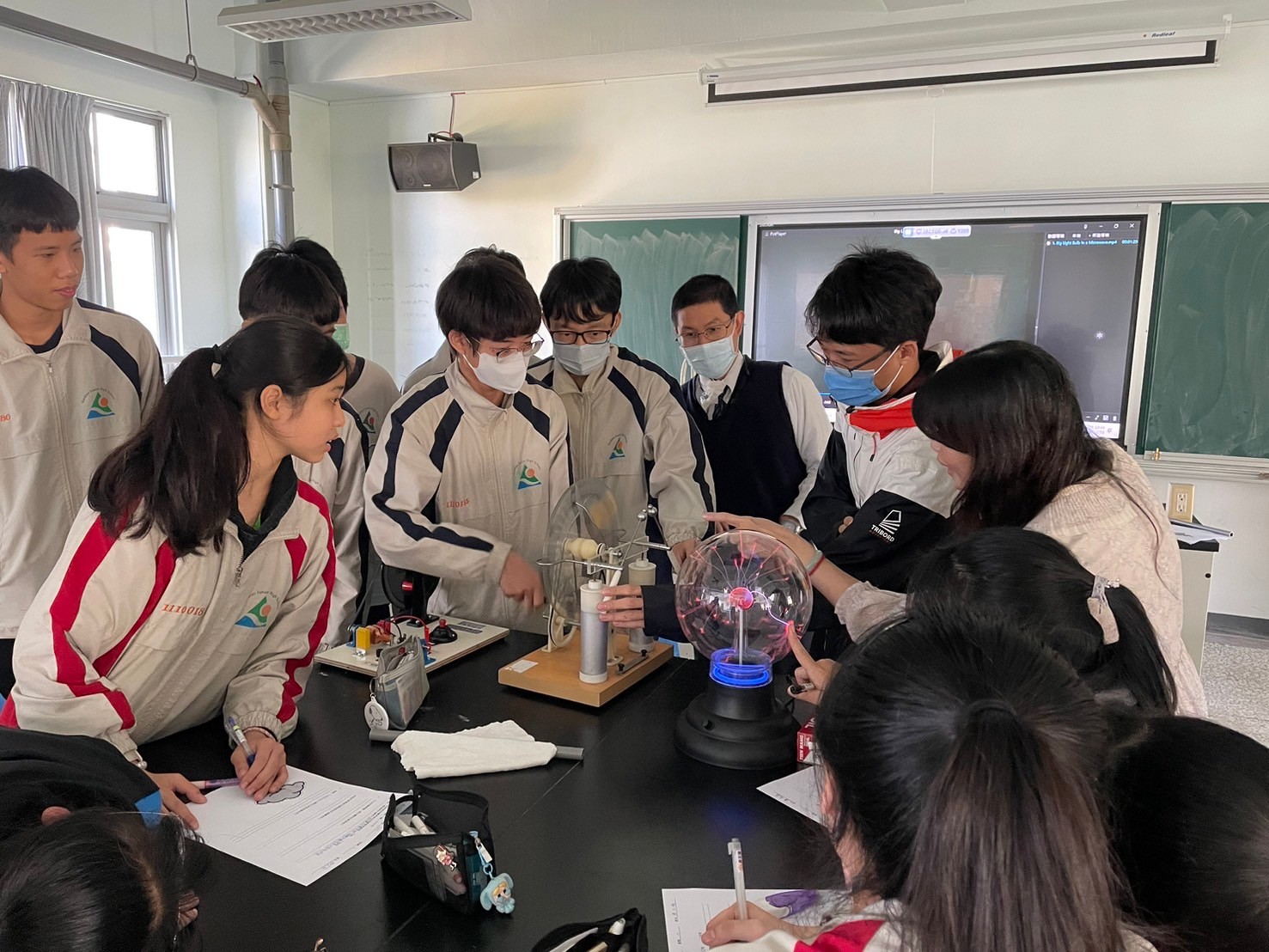 在物理科老師帶領下學習基礎電學原理，體驗電漿球的奧妙。