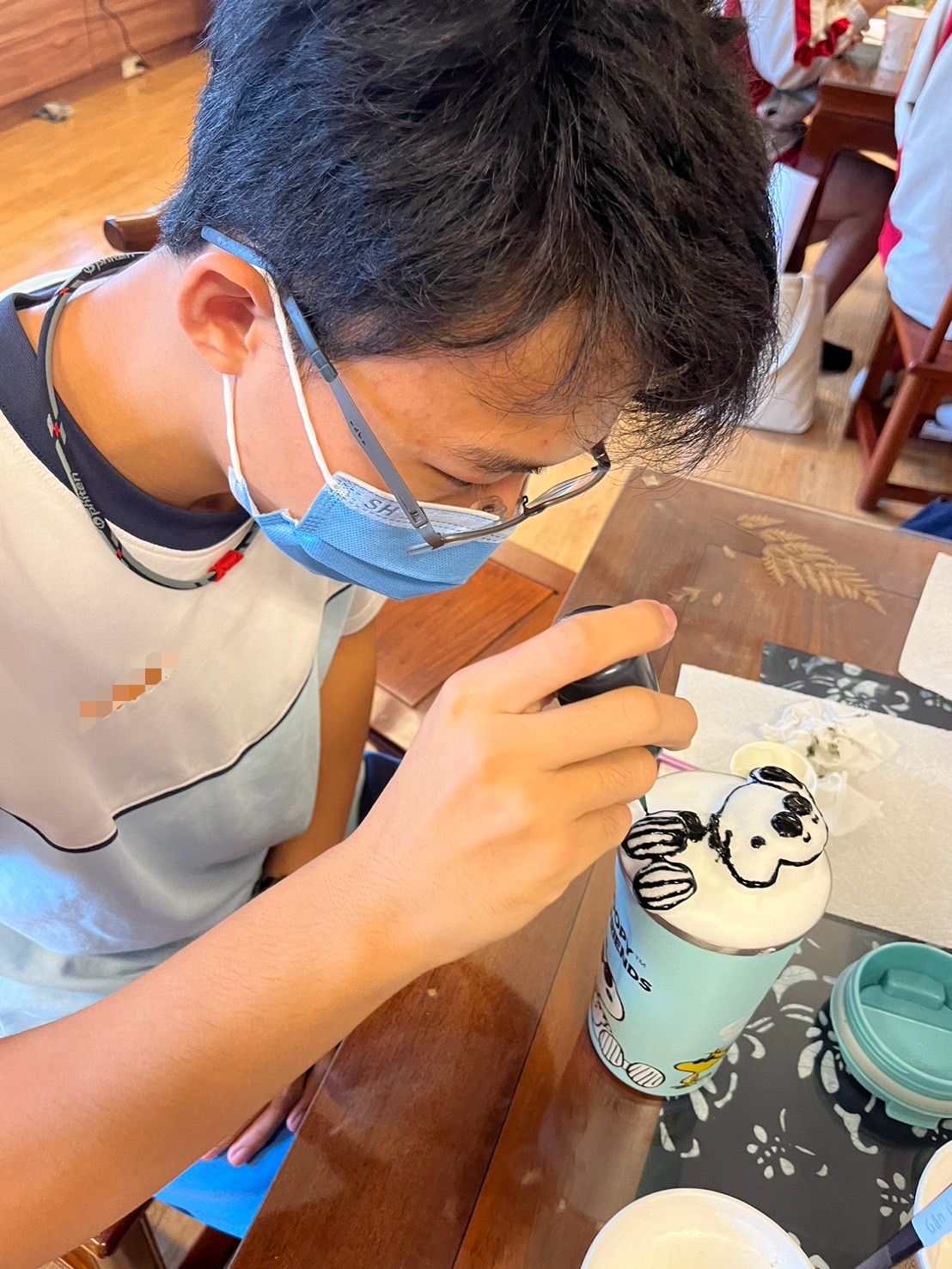 學生專注創作，沉浸在學習魅力中。