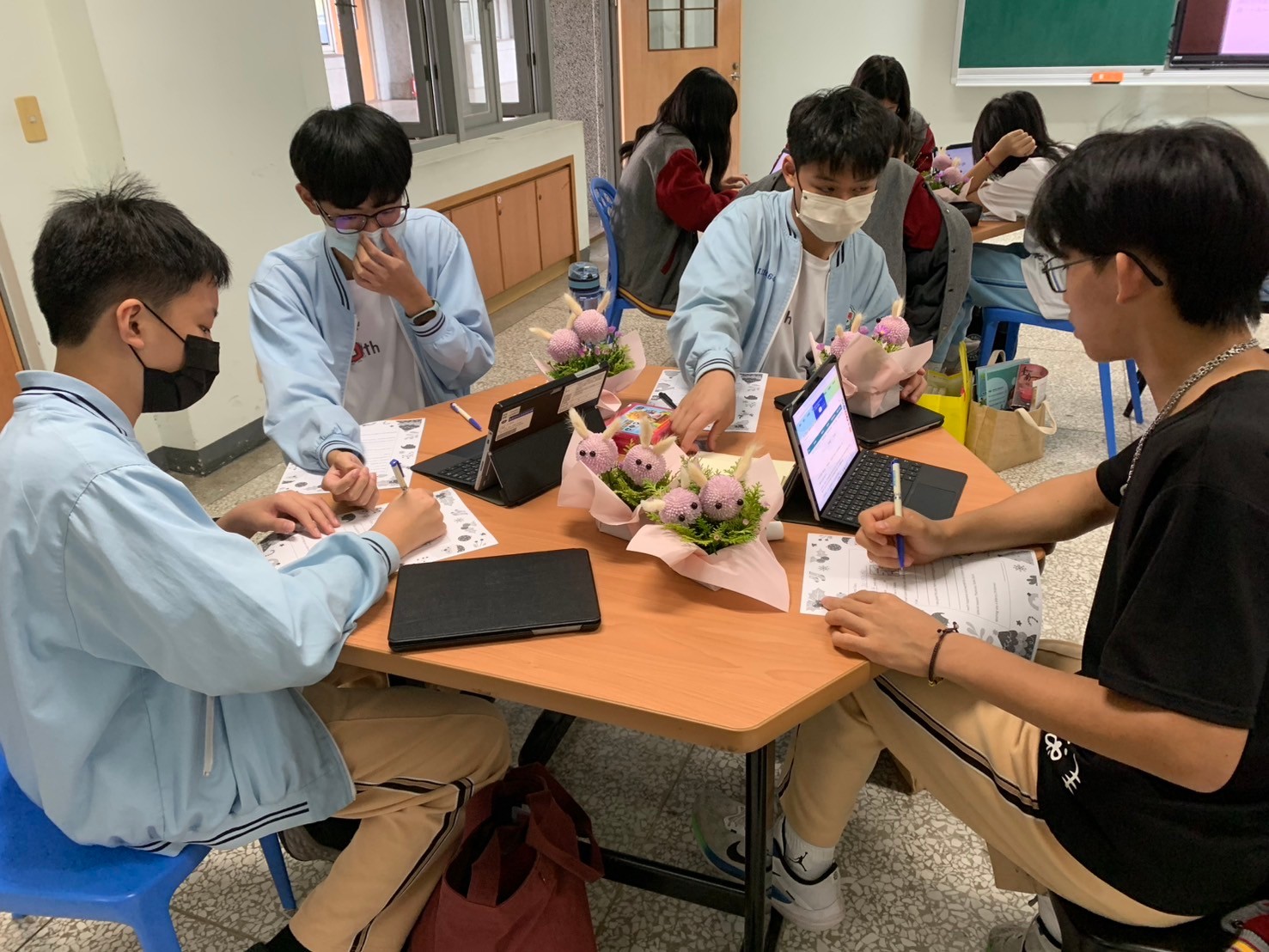 結合耶誕節主題活動，學生寫信給耶誕老公公。